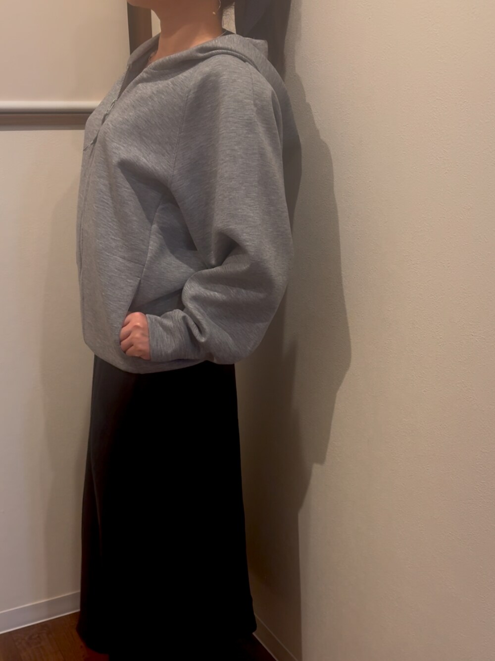 「DRESSLAVEのair bonding hoodie(エアーボンディングフーディー)（パーカー、グレー系）」を使った、sasateamさん（骨格ストレート・レディース・158cm）の冬コーディネートの2枚目の写真