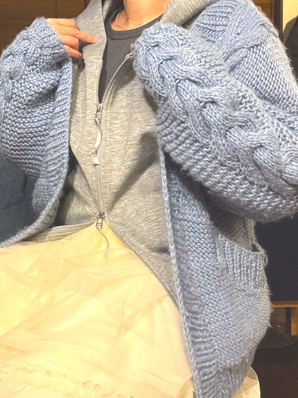 「大人可愛い、パーカーコーデ、グレー、オトナカジュアル」｜「DRESSLAVEのair bonding hoodie(エアーボンディングフーディー)（パーカー、グレー系）」を使った、sasateamさん（骨格ストレート・レディース・158cm）の冬コーディネートの3枚目の写真