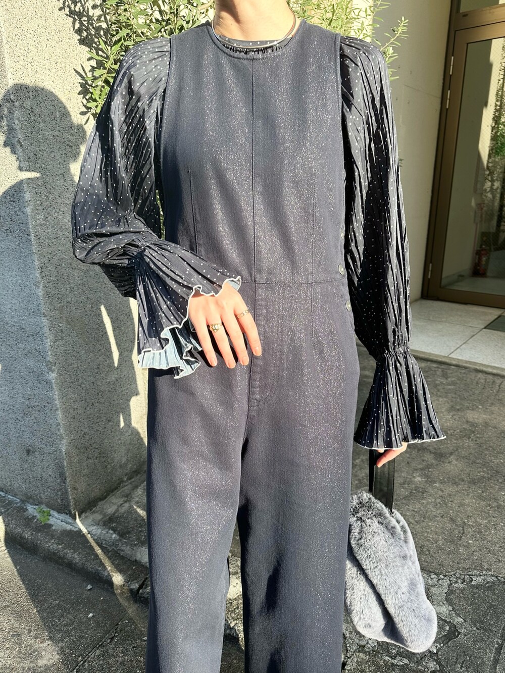 ブルー系のシャツ/ブラウス、ブルー系のオールインワン・サロペットを着用したレディースの冬コーディネートの4枚目の写真