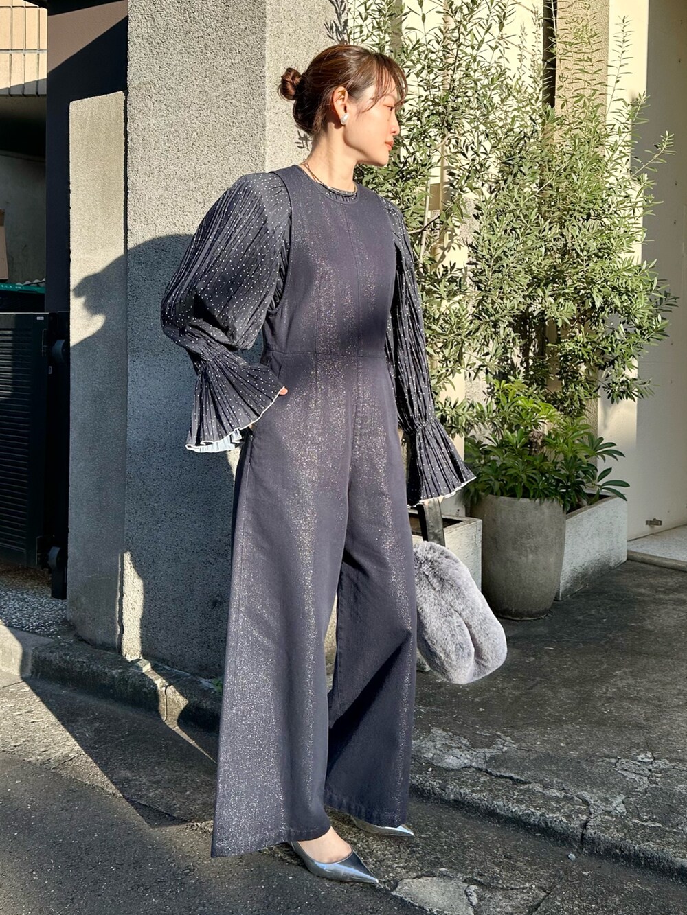 ブルー系のシャツ/ブラウス、ブルー系のオールインワン・サロペットを着用したレディースの冬コーディネートの5枚目の写真