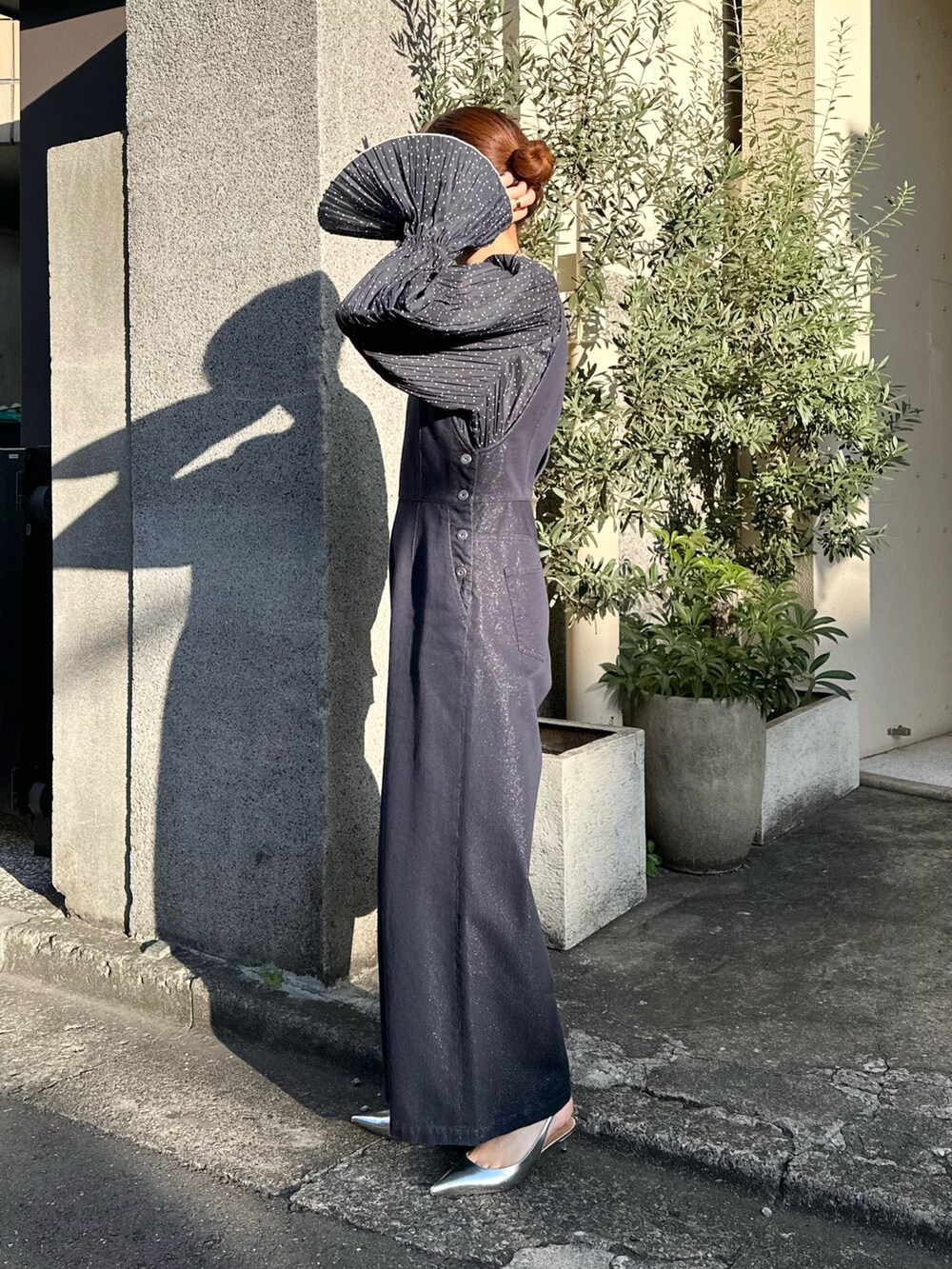 ブルー系のシャツ/ブラウス、ブルー系のオールインワン・サロペットを着用したレディースの冬コーディネートの2枚目の写真