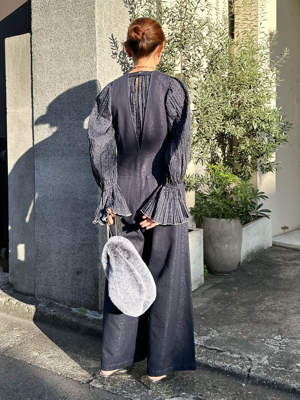 ブルー系のシャツ/ブラウス、ブルー系のオールインワン・サロペットを着用したレディースの冬コーディネートの3枚目の写真