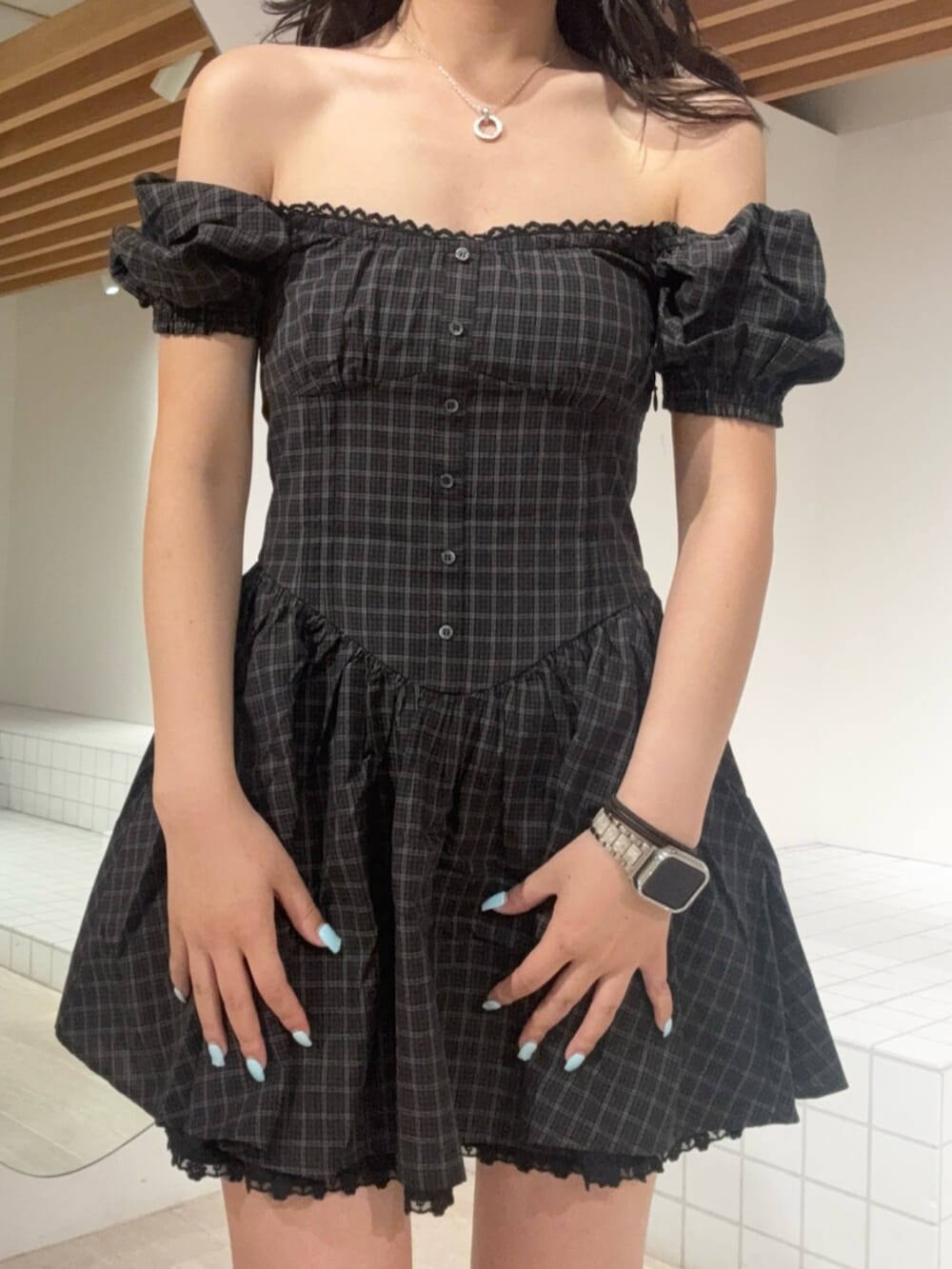 ブラック系のサンダル、その他のワンピースを着用したレディースの夏コーディネートの4枚目の写真