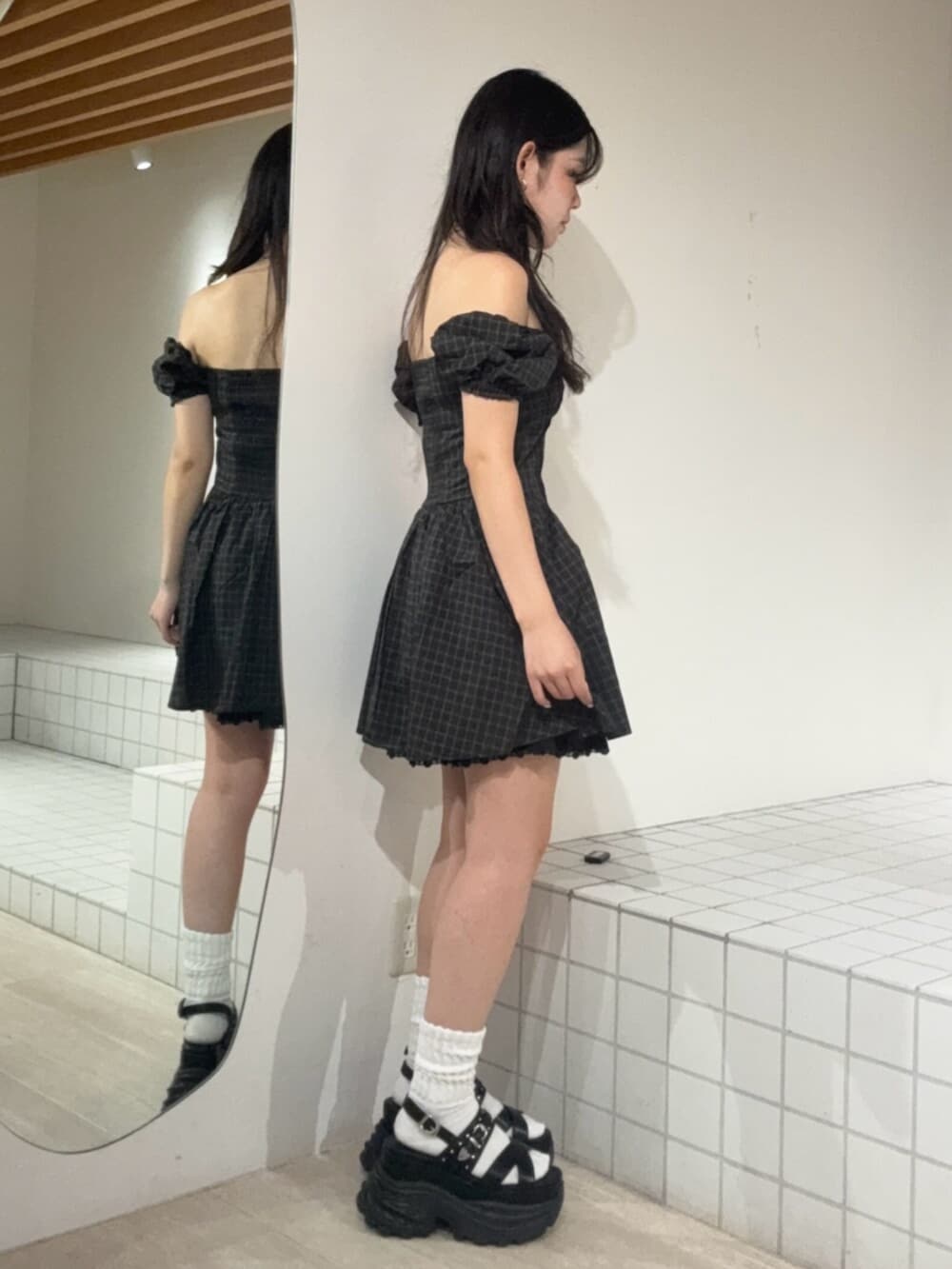 ブラック系のサンダル、その他のワンピースを着用したレディースの夏コーディネートの2枚目の写真