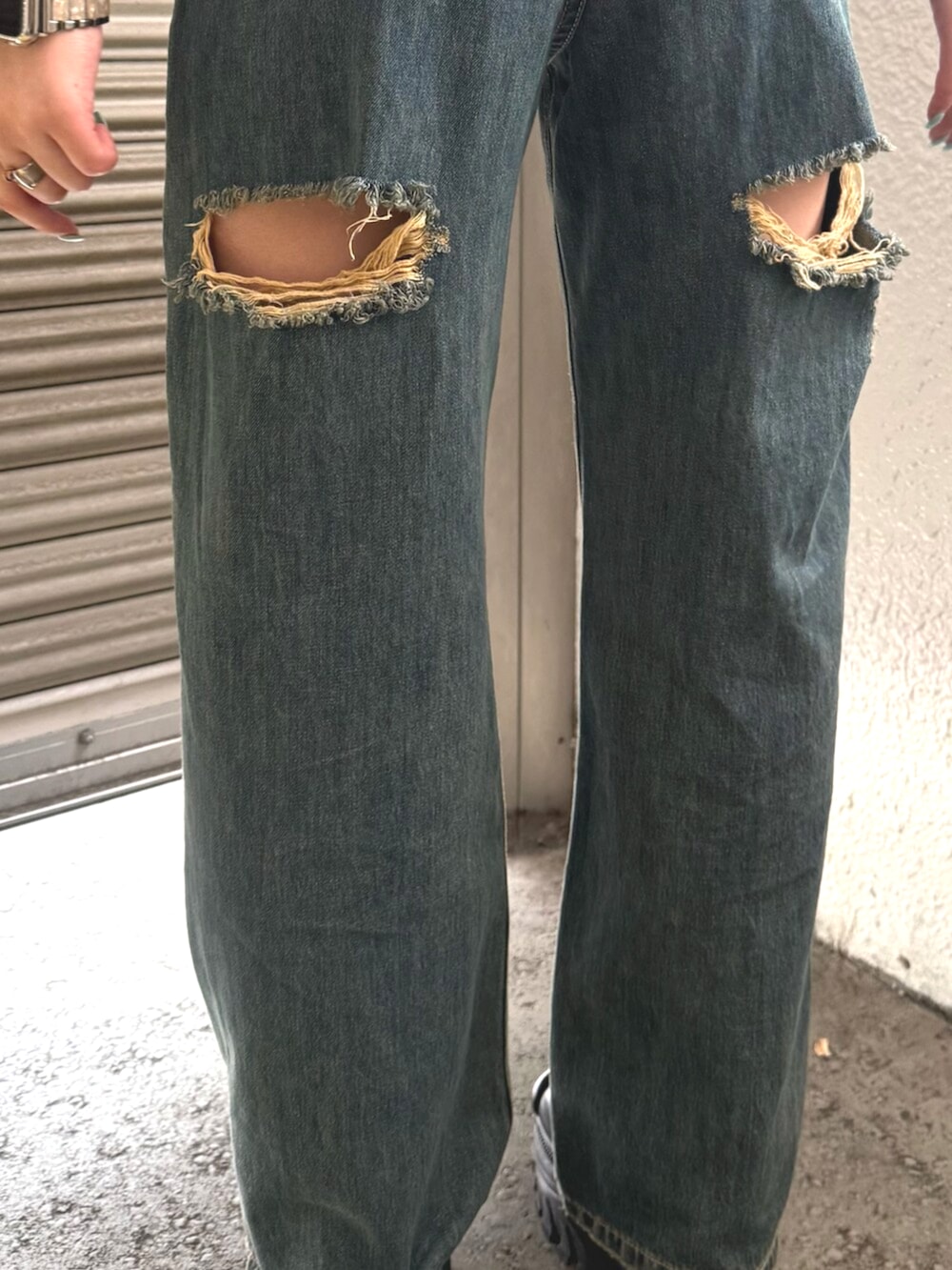 ブラウン系のサンダル、ホワイト系のTシャツ/カットソー、ブルー系のデニムパンツを着用したレディースの夏コーディネートの4枚目の写真