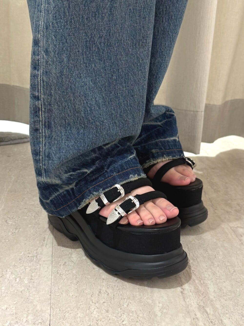 ブルー系のシャツ/ブラウス、ブラック系のサンダル、ホワイト系のTシャツ/カットソーを着用したレディースの春コーディネートの4枚目の写真