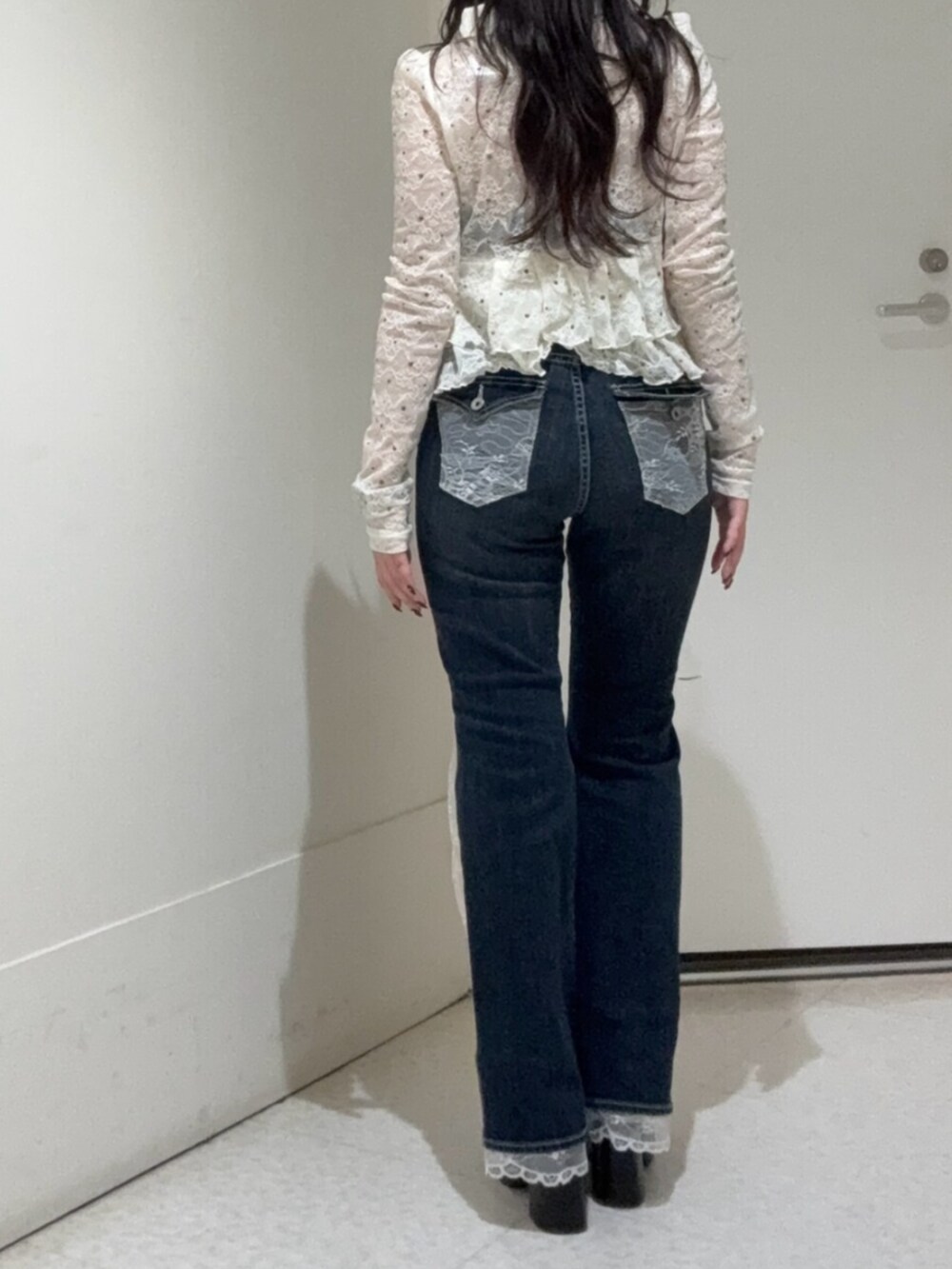ブラック系のサンダル、ブルー系のデニムパンツ、ホワイト系のシャツ/ブラウスを着用したレディースの春コーディネートの3枚目の写真
