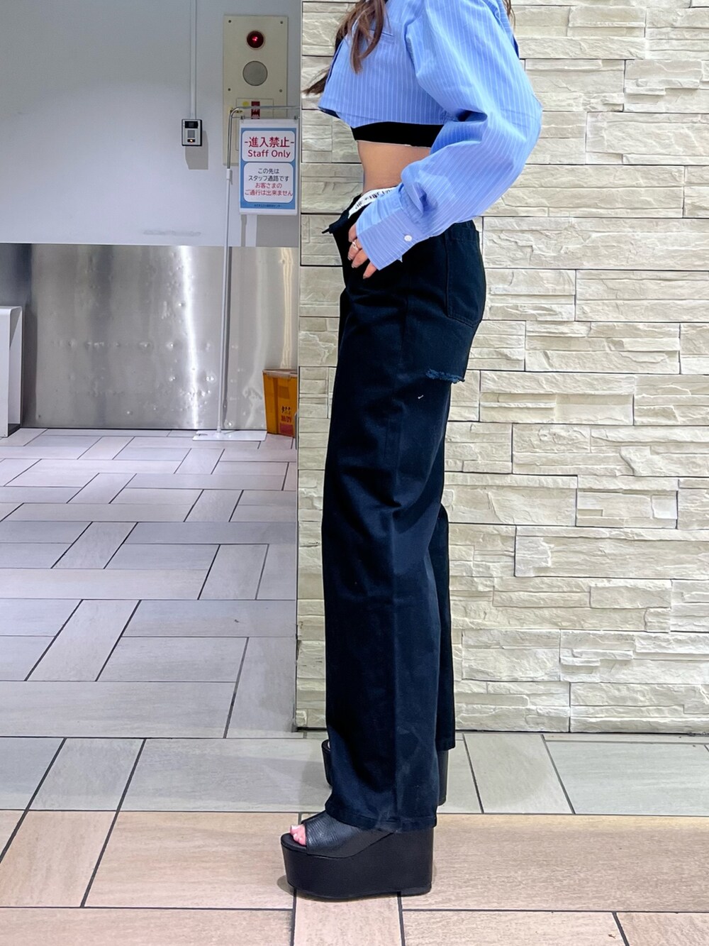 ブラック系のその他パンツ、ブルー系のシャツ/ブラウス、ブラック系のサンダルを着用したレディースの春コーディネートの3枚目の写真