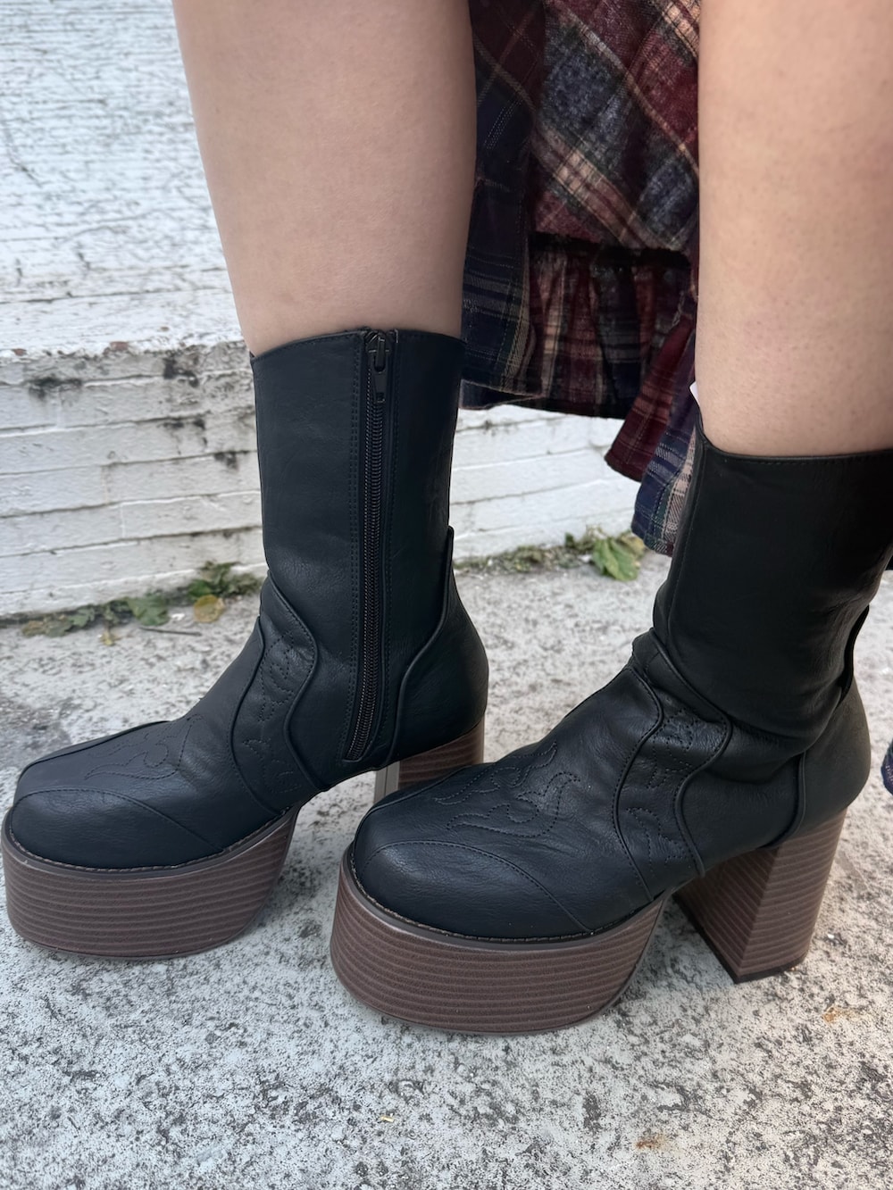 ブルー系のスカート、ブラック系のブーツ、グレー系のTシャツ/カットソーを着用したレディースの冬コーディネートの6枚目の写真