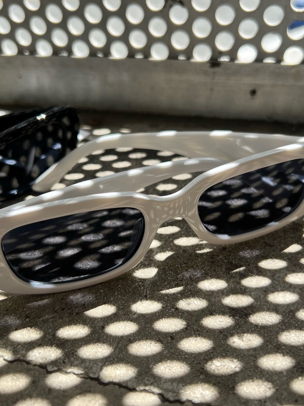 ホワイト系のTシャツ/カットソー、ブルー系のデニムスカート、ブラック系のブーツを着用したレディースの春コーディネートの9枚目の写真