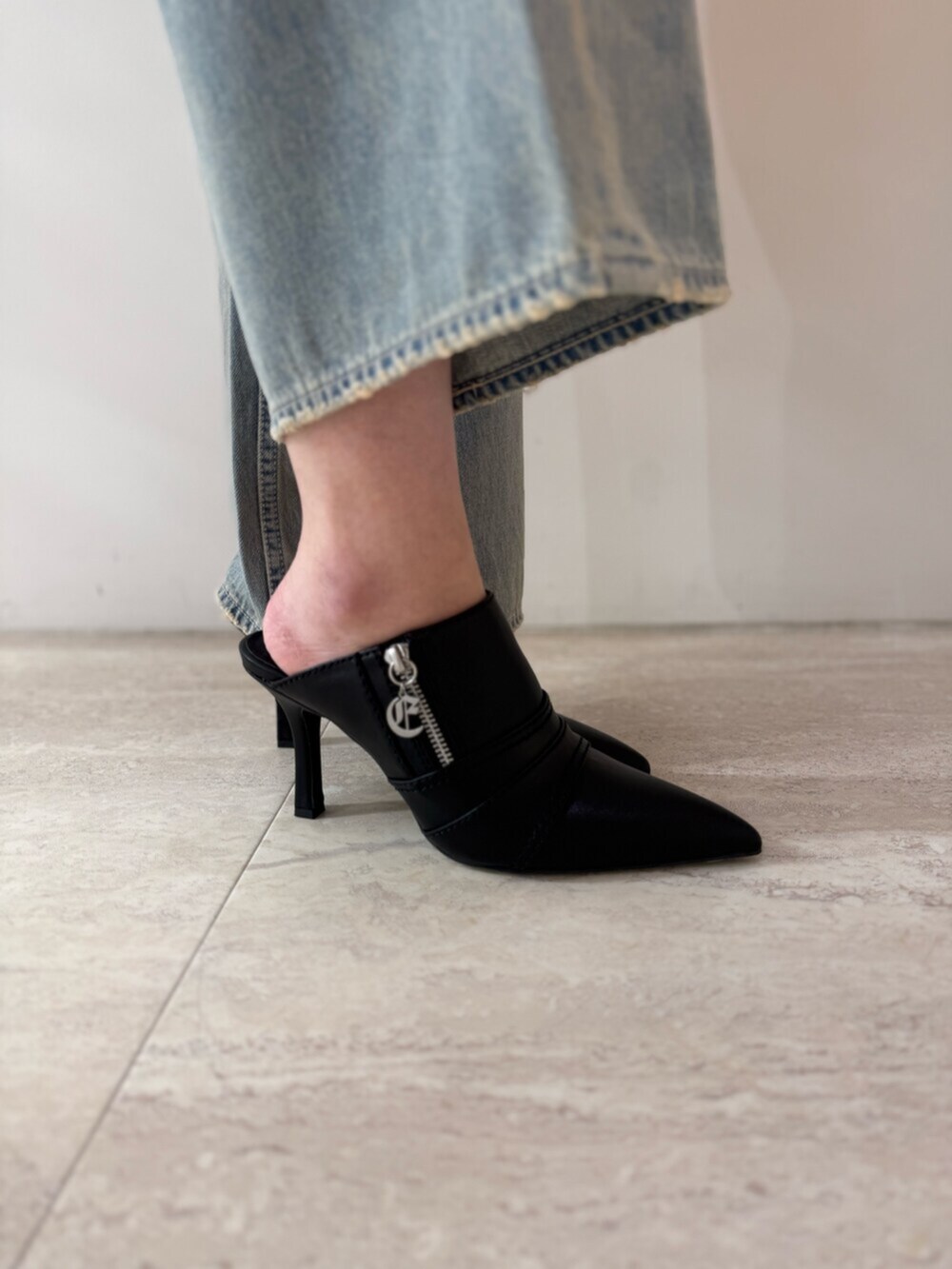 ブルー系のデニムパンツ、ホワイト系のシャツ/ブラウス、ブラック系のパンプスを着用したレディースの夏コーディネートの6枚目の写真