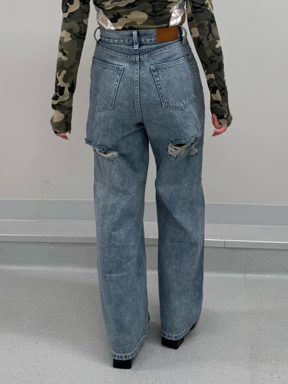 ブルー系のデニムパンツ、その他のTシャツ/カットソーを着用したレディースの春コーディネートの6枚目の写真