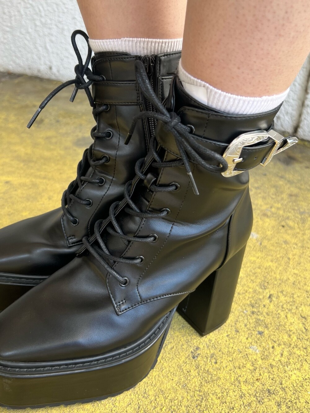 ホワイト系のTシャツ/カットソー、ブルー系のデニムスカート、ブラック系のブーツを着用したレディースの春コーディネートの8枚目の写真