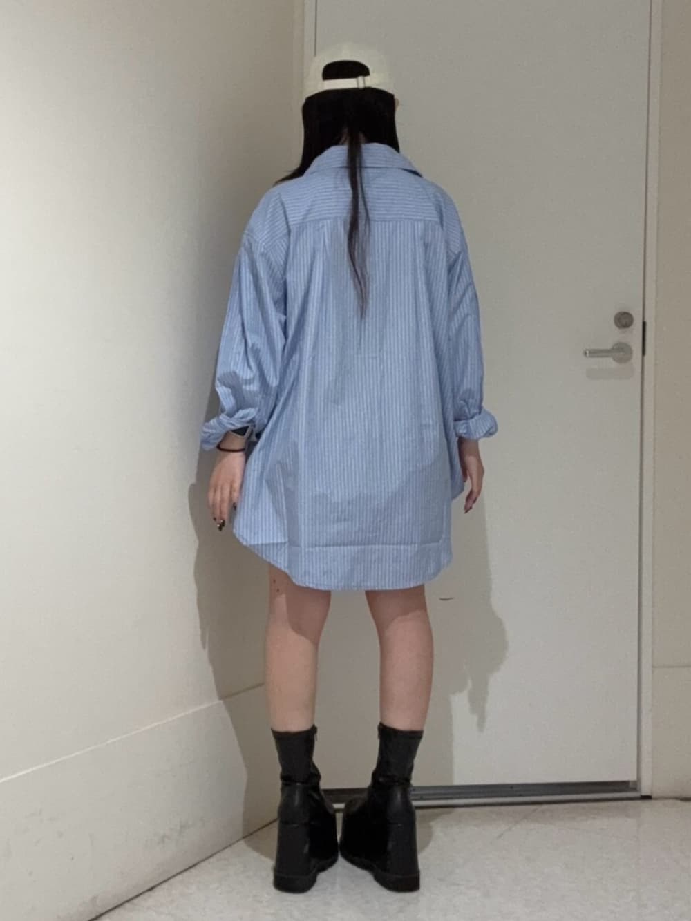 ブラック系のブーツ、ブルー系のシャツ/ブラウスを着用したレディースの春コーディネートの3枚目の写真