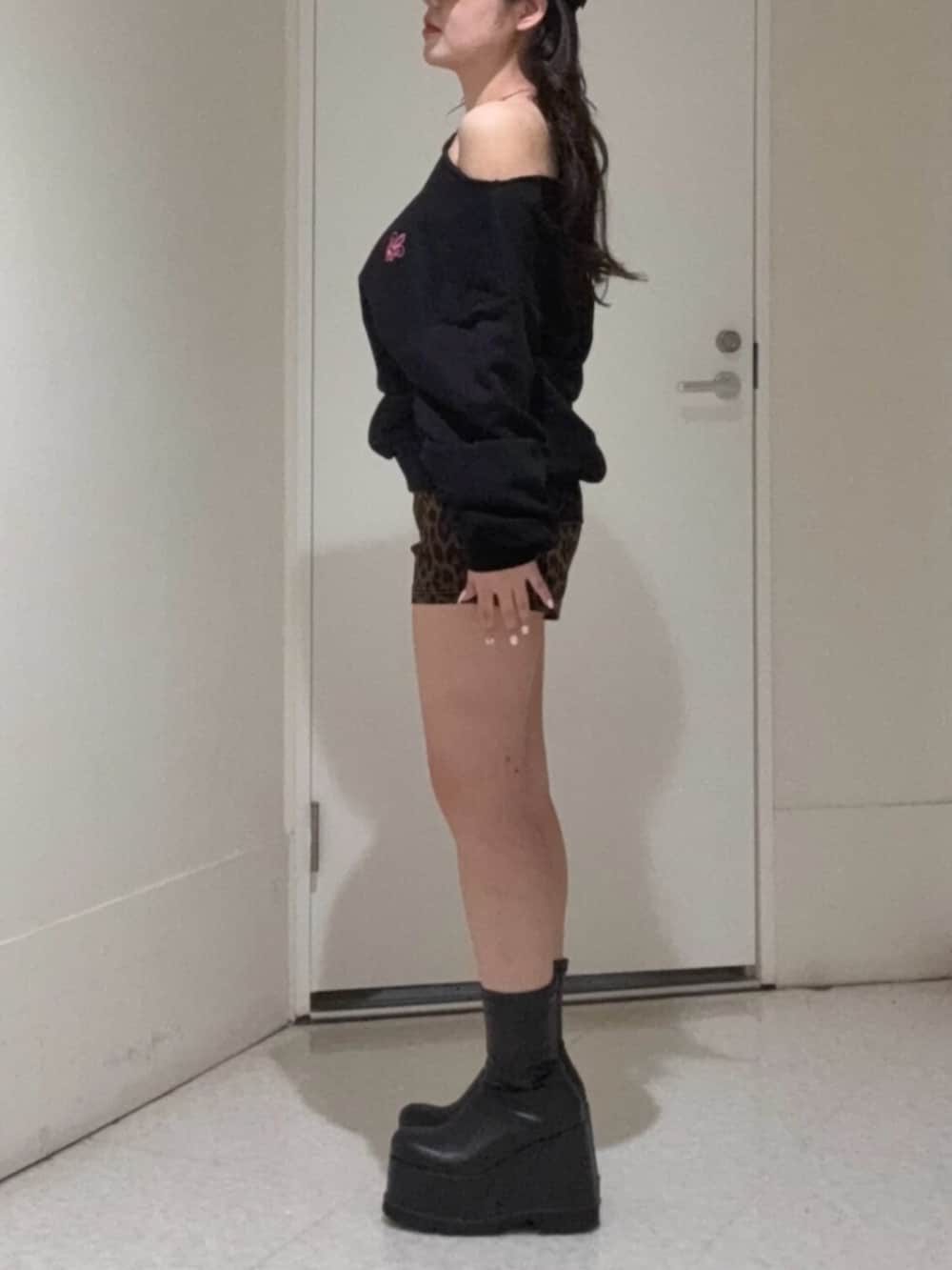 ブラック系のブーツ、その他のその他パンツ、ブラック系のスウェットを着用したレディースの春コーディネートの2枚目の写真