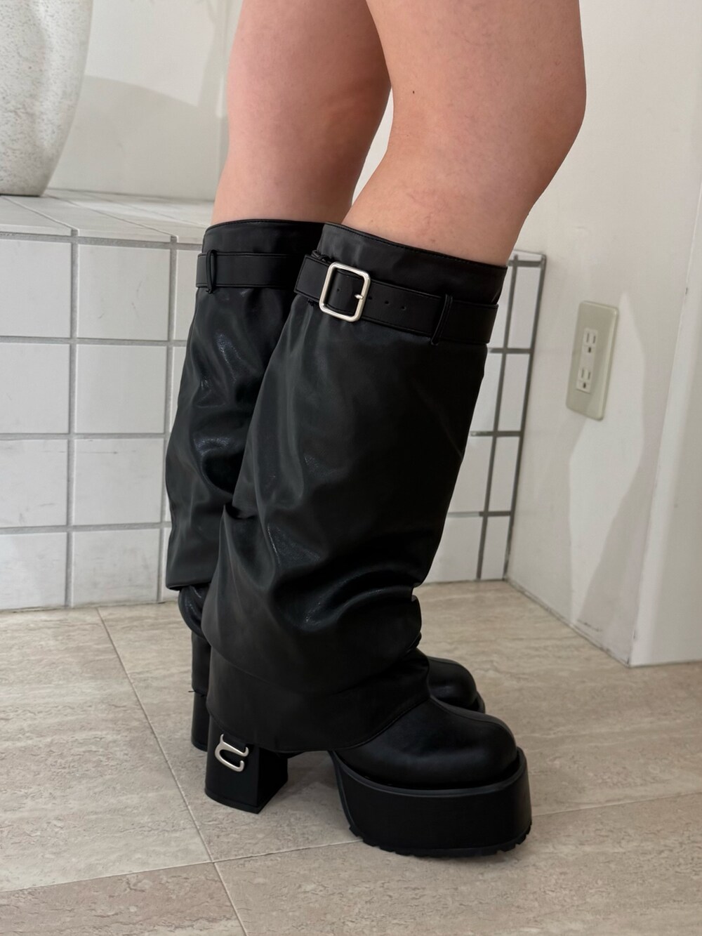 ブラック系のワンピース、ブラック系のブーツを着用したレディースの夏コーディネートの4枚目の写真