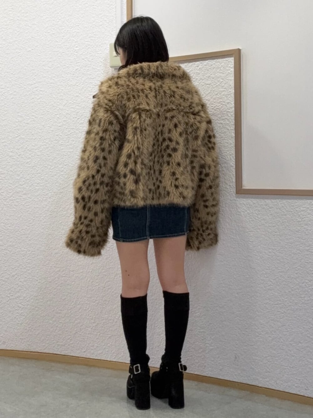 ブラック系のブーツ、その他のブルゾン、ブルー系のワンピースを着用したレディースの秋コーディネートの3枚目の写真