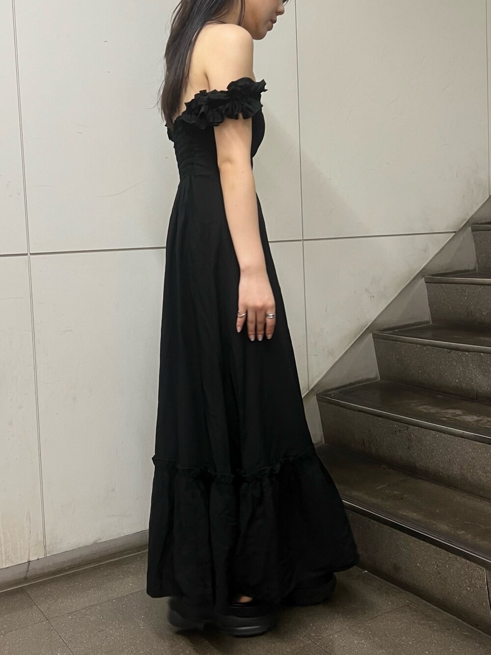 ブラック系のサンダル、ブラック系のワンピースを着用したレディースの夏コーディネートの3枚目の写真