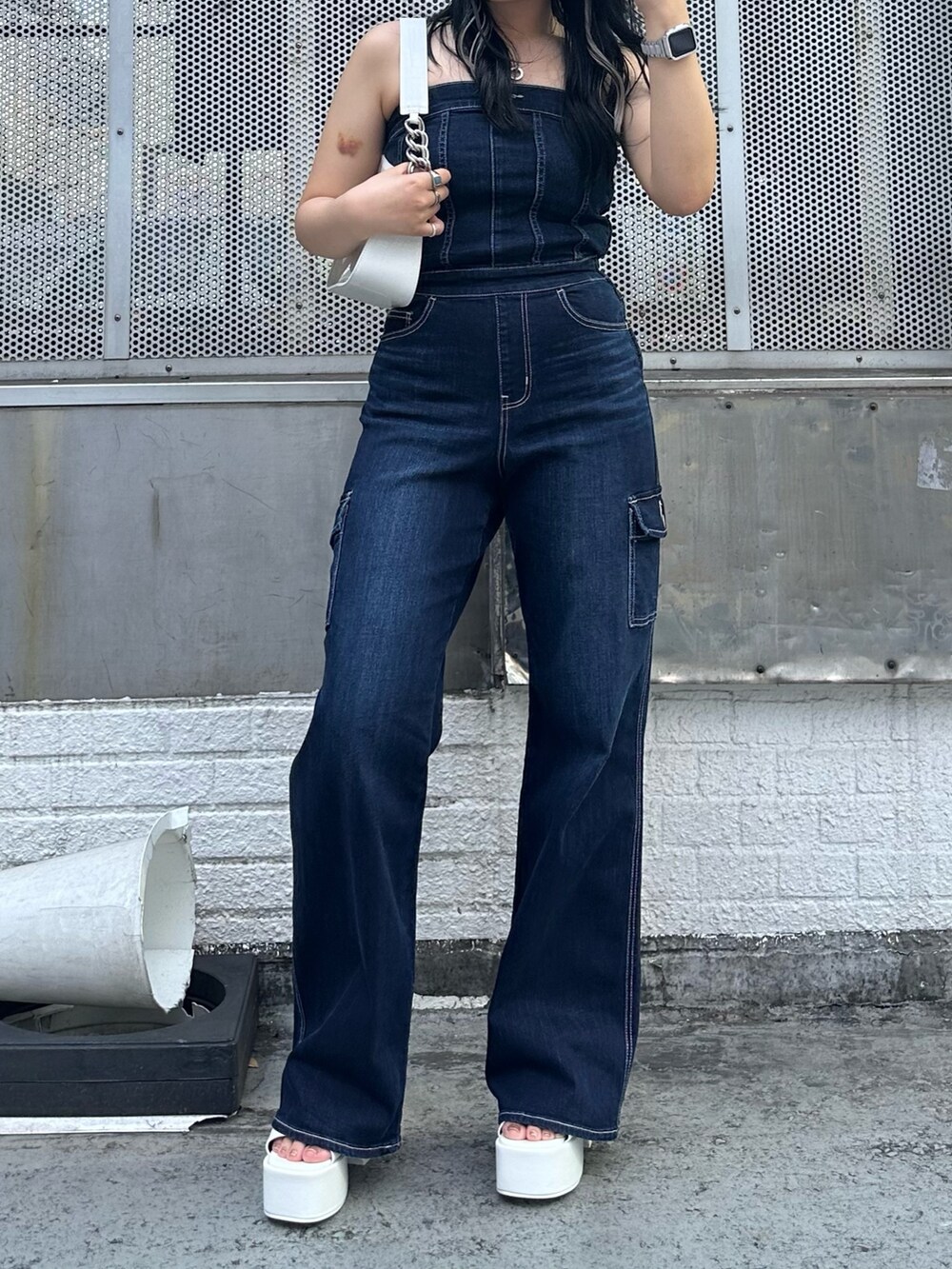 ブルー系のつなぎ/オールインワン、ホワイト系のサンダル、ブラック系のハンドバッグを着用したレディースの夏コーディネートの3枚目の写真