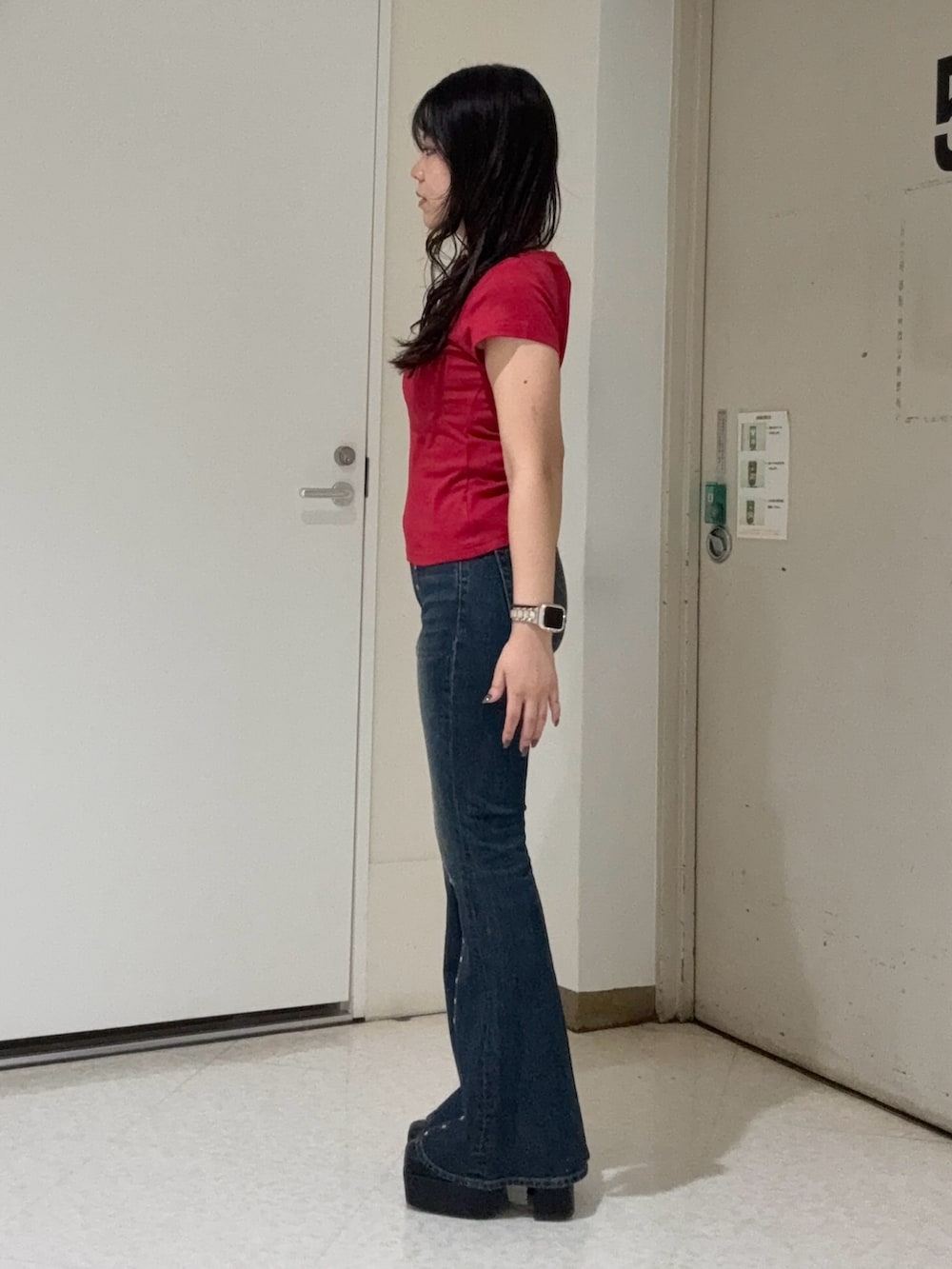 ブラック系のブーツ、ブルー系のデニムパンツ、レッド系のTシャツ/カットソーを着用したレディースの夏コーディネートの2枚目の写真