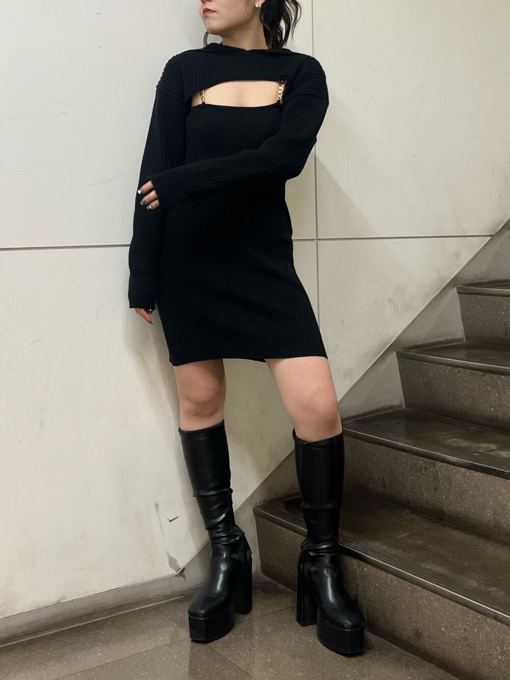 ブラック系のワンピース、ブラック系のブーツを着用したレディースの冬コーディネートの3枚目の写真