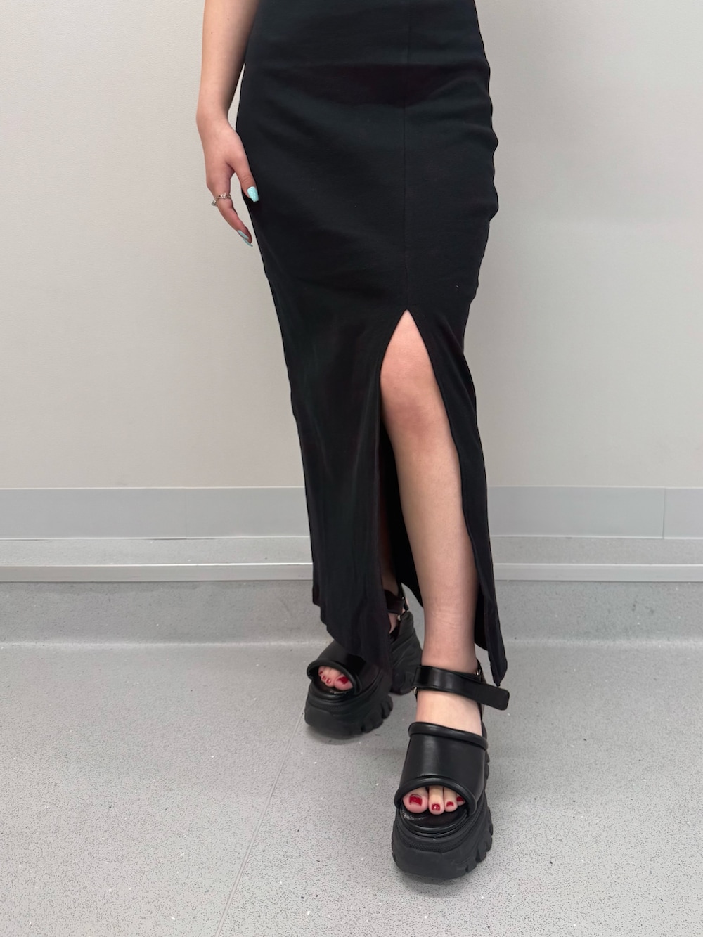 ブラック系のワンピース、ブラウン系のサンダルを着用したレディースの春コーディネートの5枚目の写真