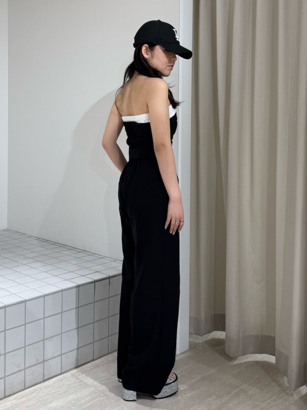 「EVRIS、エヴリス、ワンピースコーデ、低身長コーデ、オールインワン、オールインワンコーデ、オールインワンサロペット、きれいめカジュアル、グリッター、グリッターシューズ、グリッターサンダル、ビジューサンダル」｜「EVRISのグリッターチャンキーヒールサンダル（サンダル、シルバー系）」を使った、黒石夏帆さん（レディース・155cm）の夏コーディネートの2枚目の写真