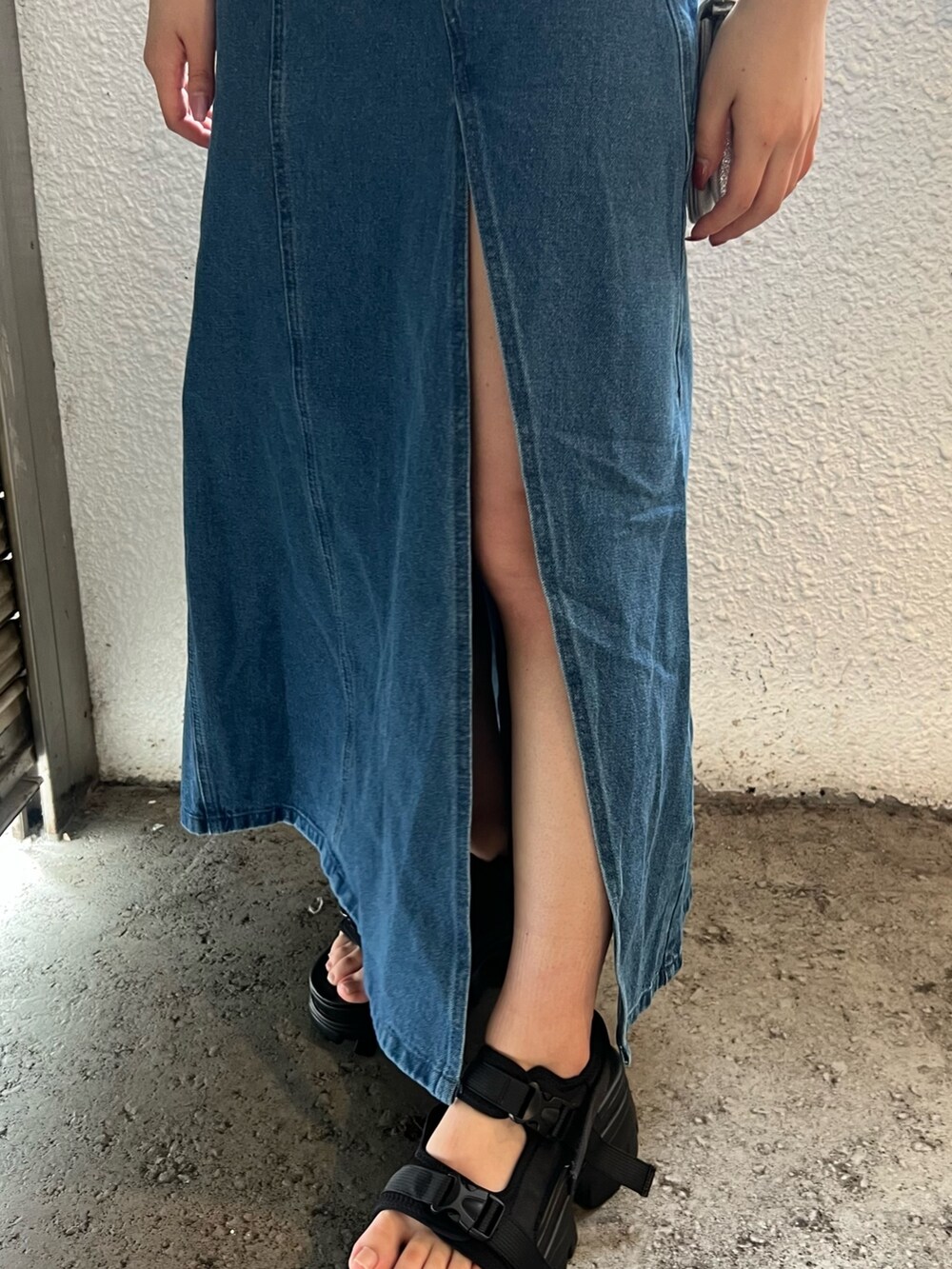 ブルー系のワンピース、ブラック系のサンダル、シルバー系のショルダーバッグを着用したレディースの春コーディネートの7枚目の写真