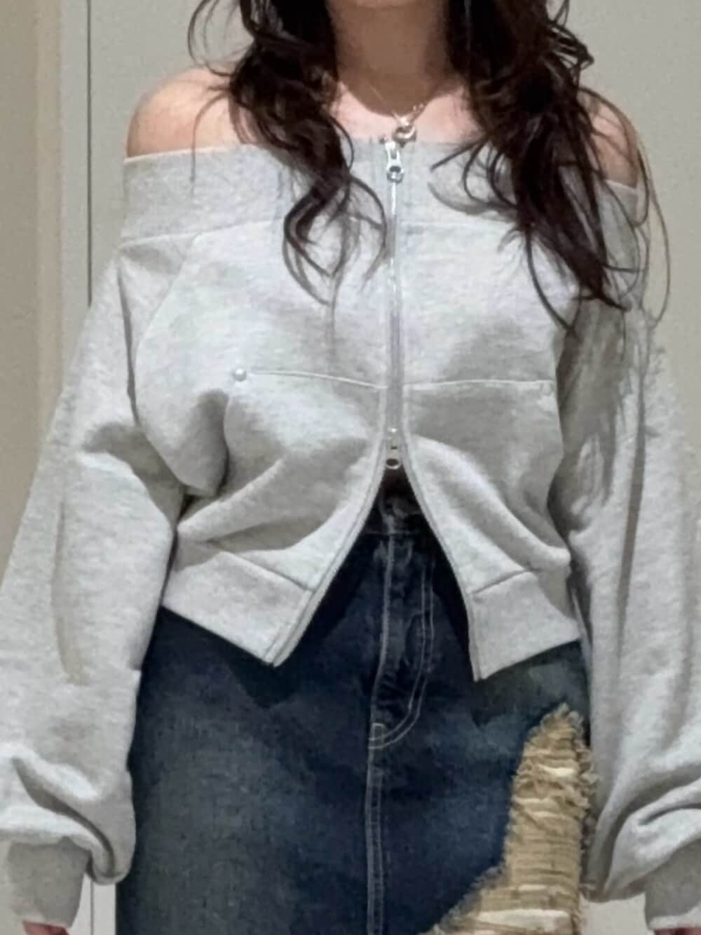 ブラック系のブーツ、ブルー系のデニムスカート、グレー系のスウェットを着用したレディースの冬コーディネートの4枚目の写真