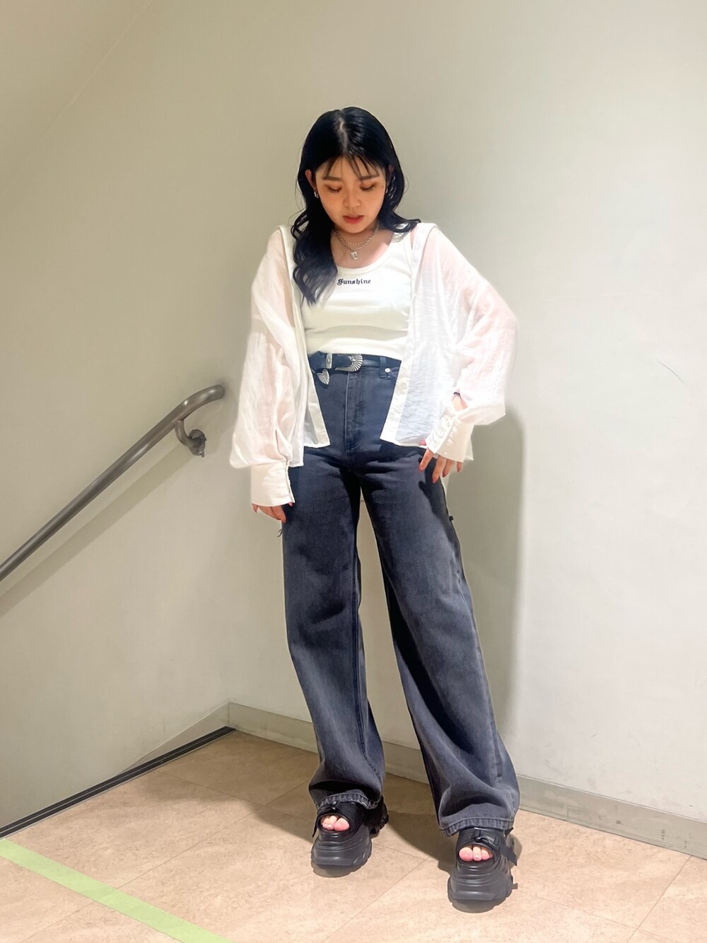 ブラック系のデニムパンツ、グレー系のタンクトップ、ホワイト系のシャツ/ブラウスを着用したレディースの春コーディネートの2枚目の写真