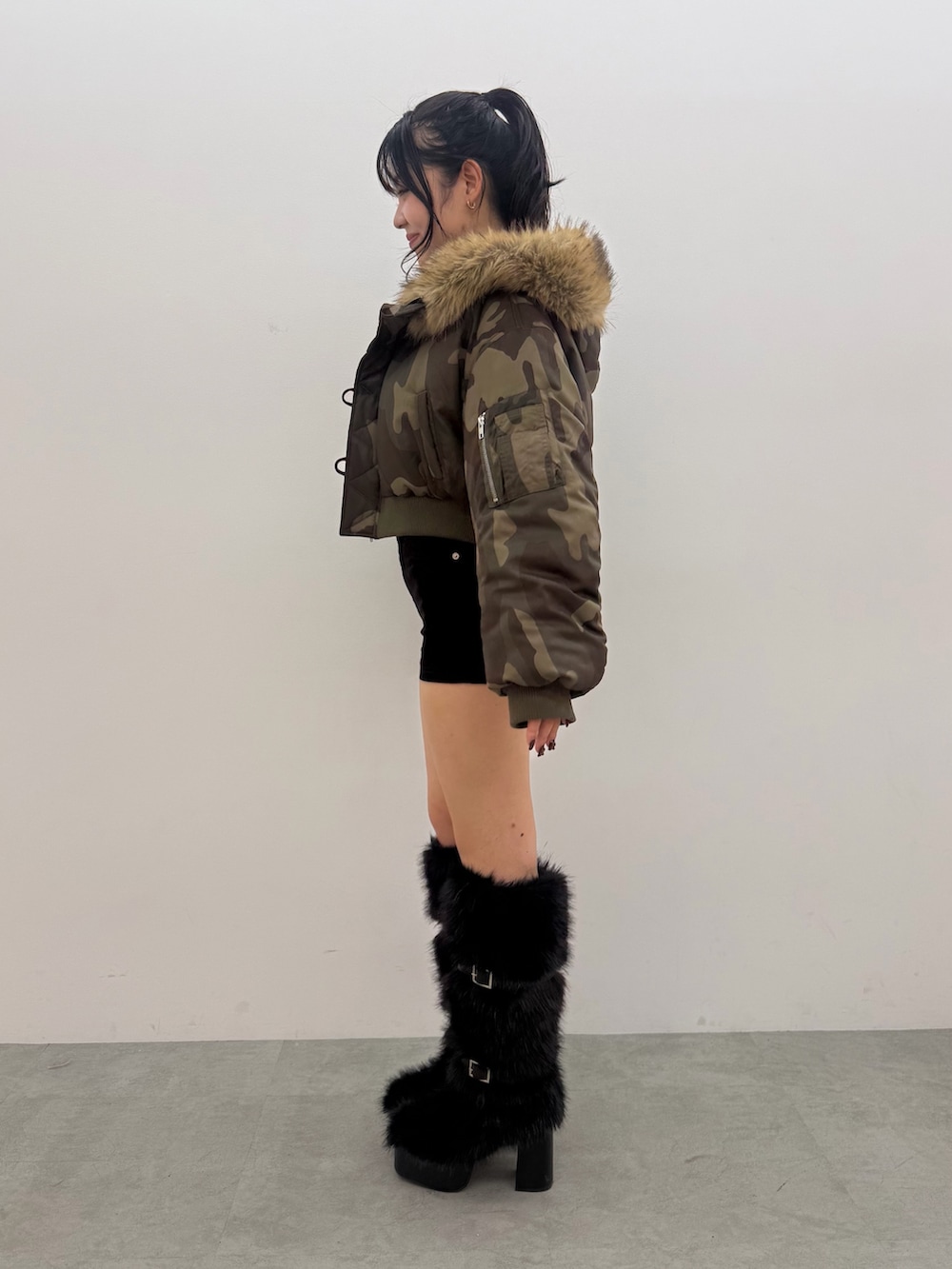 その他のブルゾン、ブラック系のその他パンツ、ブラック系のブーツを着用したレディースの秋コーディネートの2枚目の写真