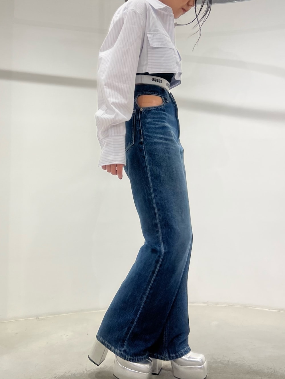 ブルー系のデニムパンツ、その他のシャツ/ブラウス、ブラック系のキャミソールを着用したレディースの春コーディネートの4枚目の写真