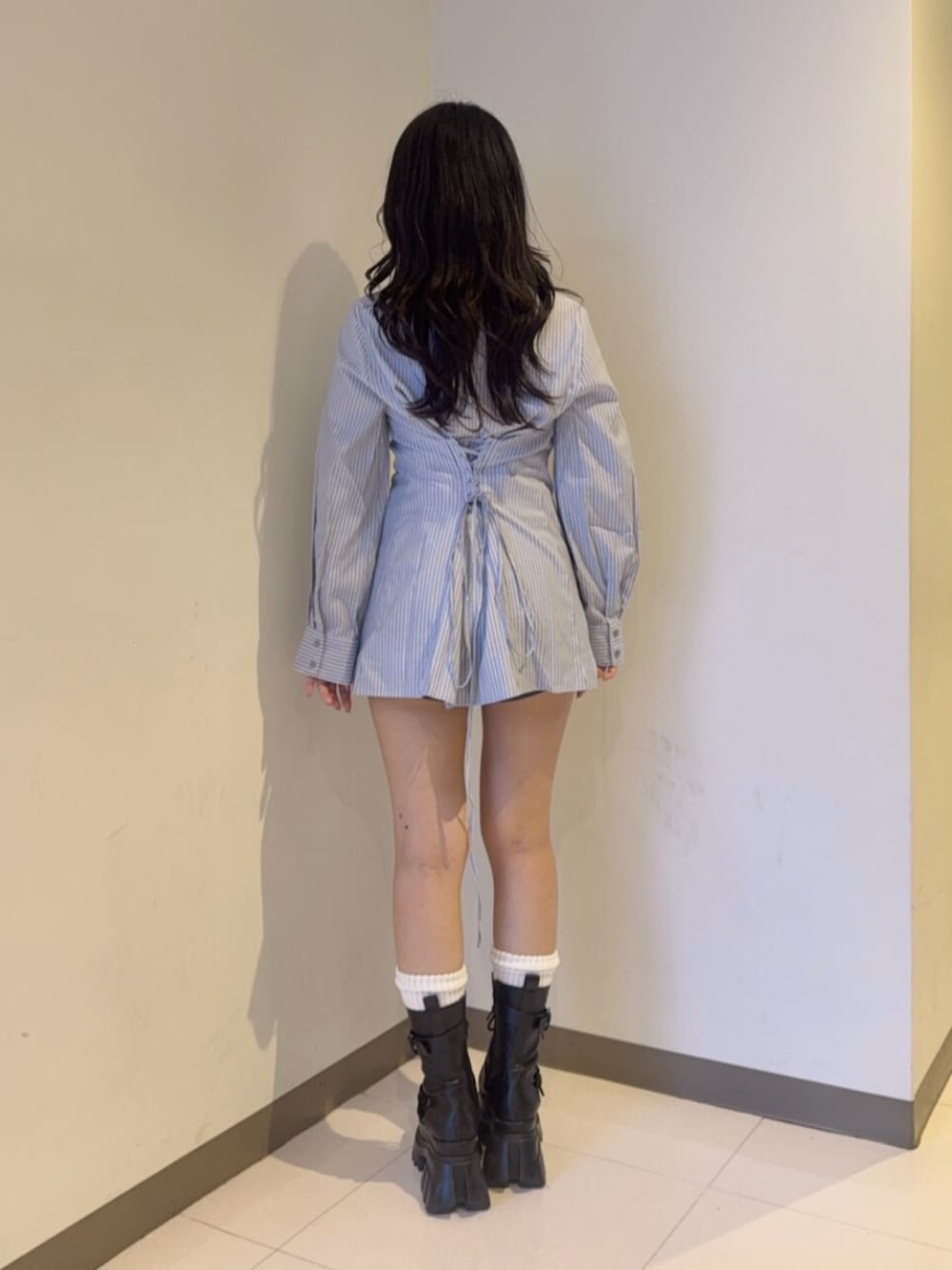 ブルー系のその他パンツ、ブラック系のブーツ、ブルー系のシャツ/ブラウスを着用したレディースの夏コーディネートの3枚目の写真