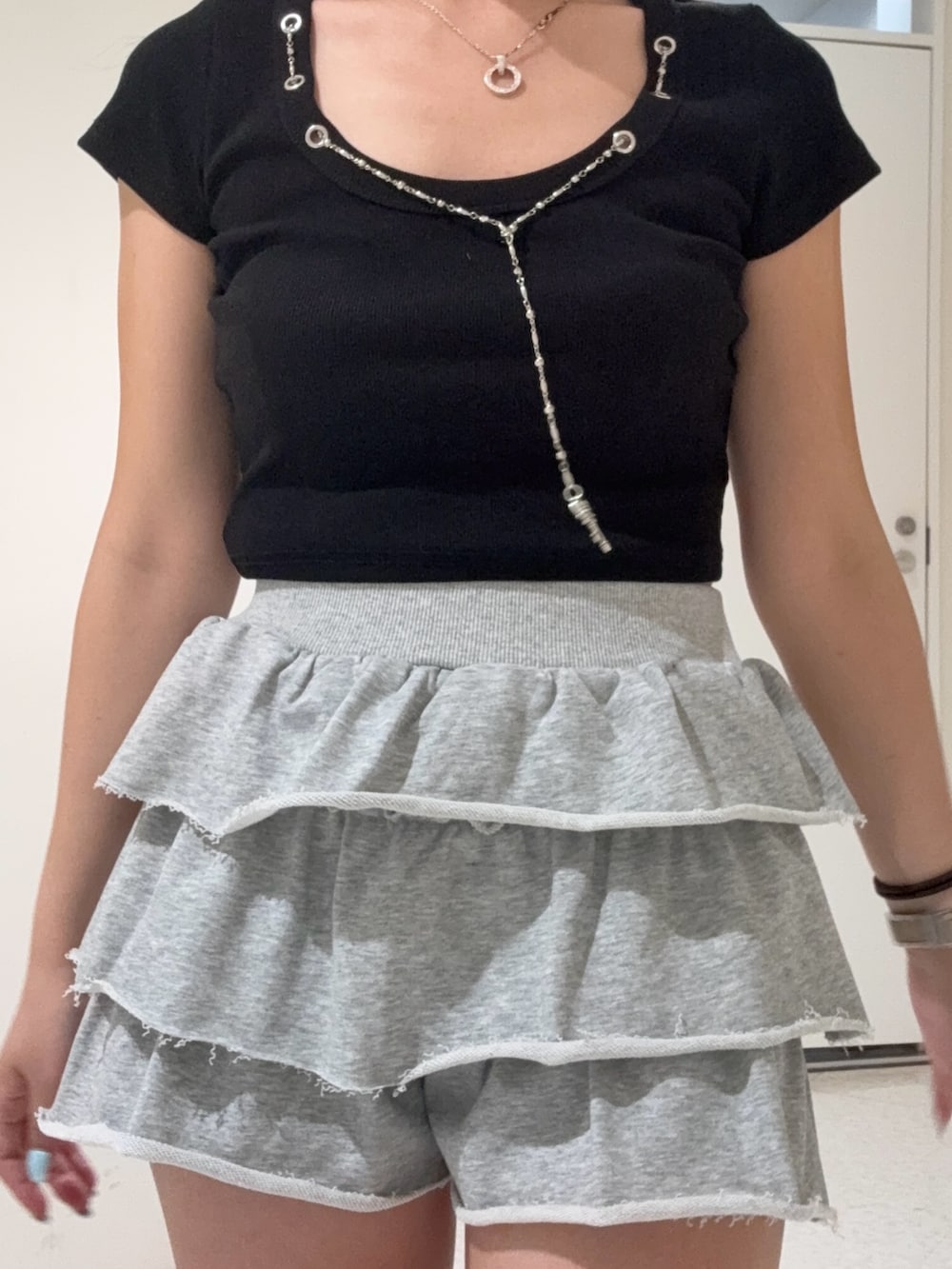 ブラック系のTシャツ/カットソー、グレー系のその他パンツ、ホワイト系のブーツを着用したレディースの春コーディネートの4枚目の写真
