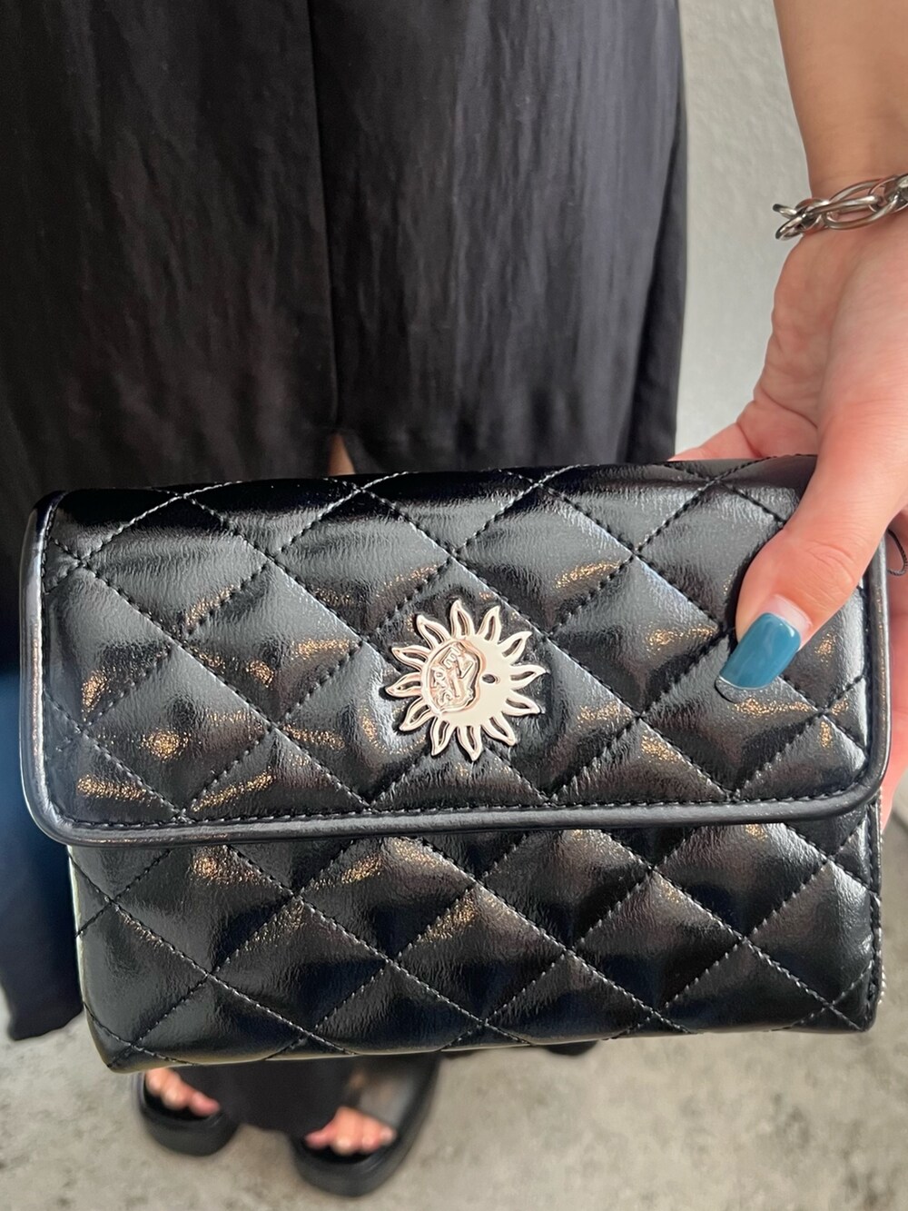 ブラック系のワンピース、ブラック系のショルダーバッグ、ブラック系のサンダルを着用したレディースの夏コーディネートの7枚目の写真