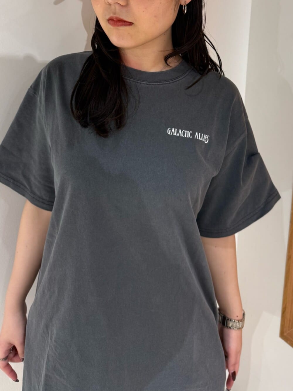 ブラック系のブーツ、ブラック系のTシャツ/カットソー、ブラック系のキャップを着用したレディースの春コーディネートの5枚目の写真