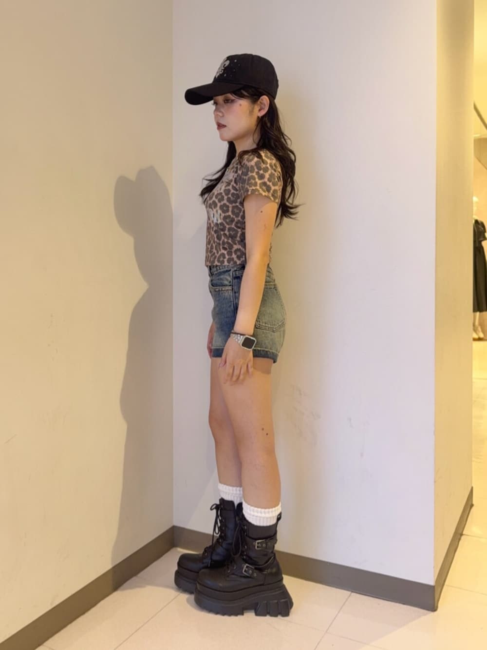 ブルー系のその他パンツ、ブラック系のブーツ、その他のTシャツ/カットソーを着用したレディースの夏コーディネートの2枚目の写真