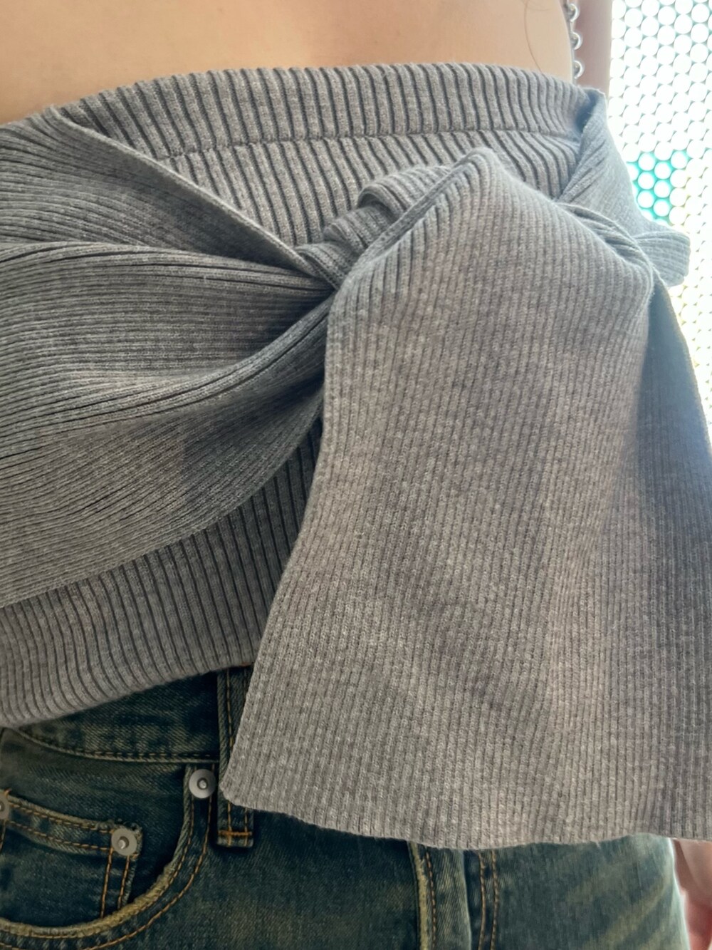 ブルー系のデニムパンツ、グレー系のキャミソール、ブラック系のショルダーバッグを着用したレディースの春コーディネートの5枚目の写真