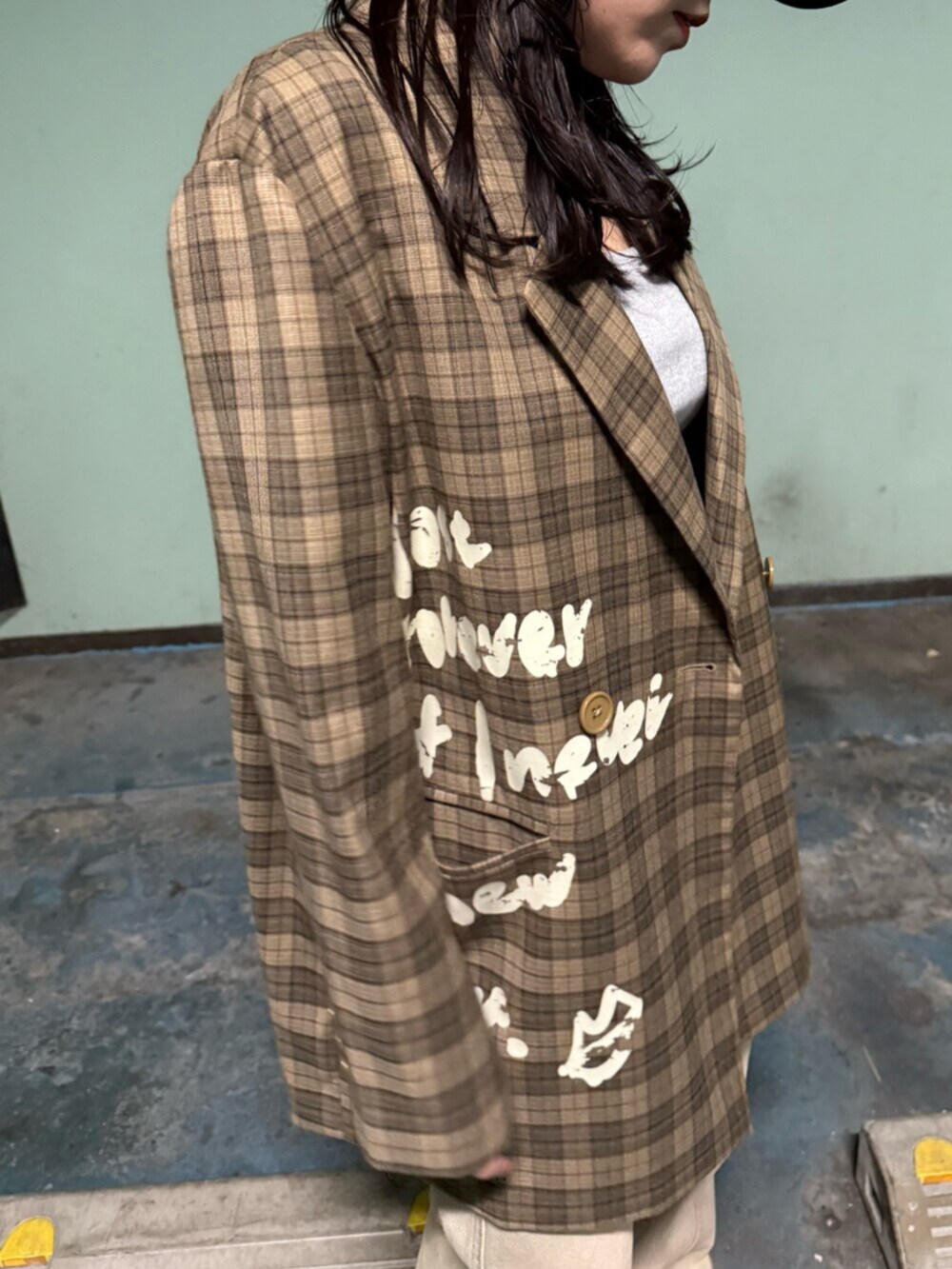 ブラウン系のテーラードジャケット、ベージュ系のデニムパンツ、グレー系のTシャツ/カットソーを着用したレディースの春コーディネートの6枚目の写真