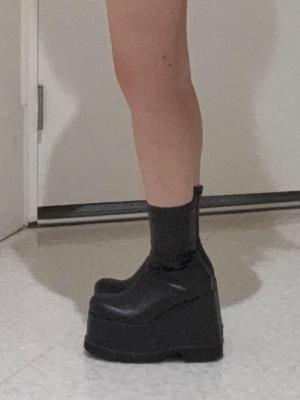 ブラック系のブーツ、その他のその他パンツ、グレー系のスウェットを着用したレディースの春コーディネートの5枚目の写真