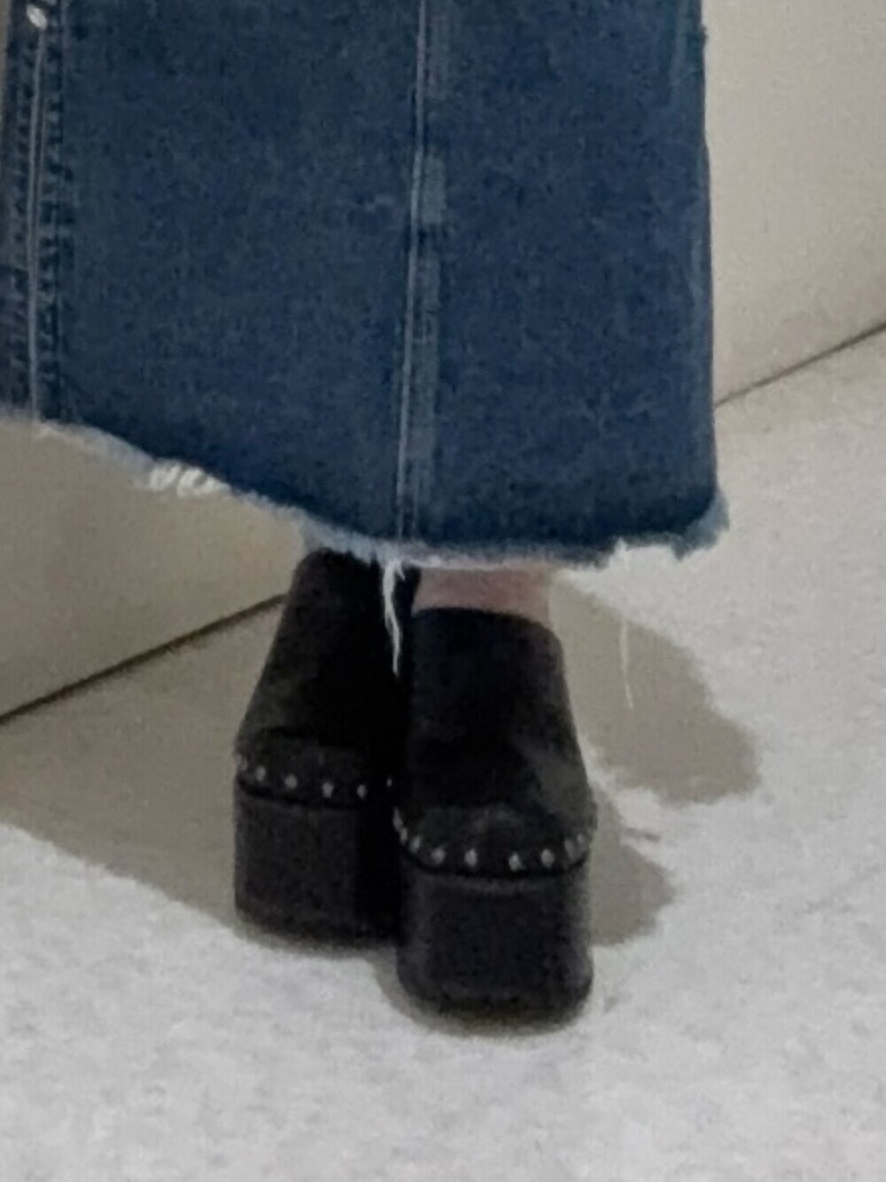 ブラック系のサンダル、ブルー系のデニムパンツ、ホワイト系のシャツ/ブラウスを着用したレディースの春コーディネートの6枚目の写真