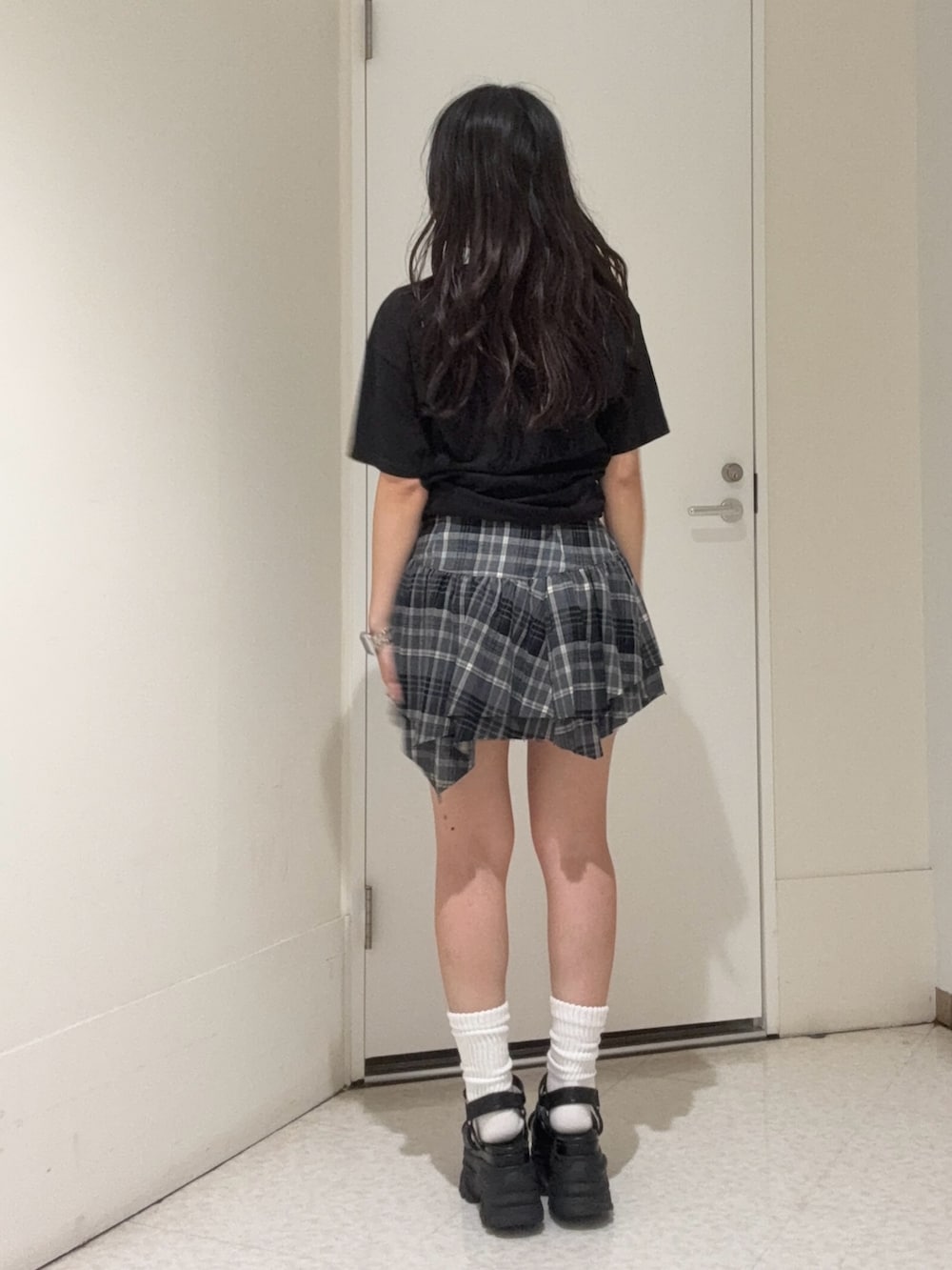 ブラック系のスカート、ブラック系のTシャツ/カットソー、ブラウン系のサンダルを着用したレディースの夏コーディネートの3枚目の写真