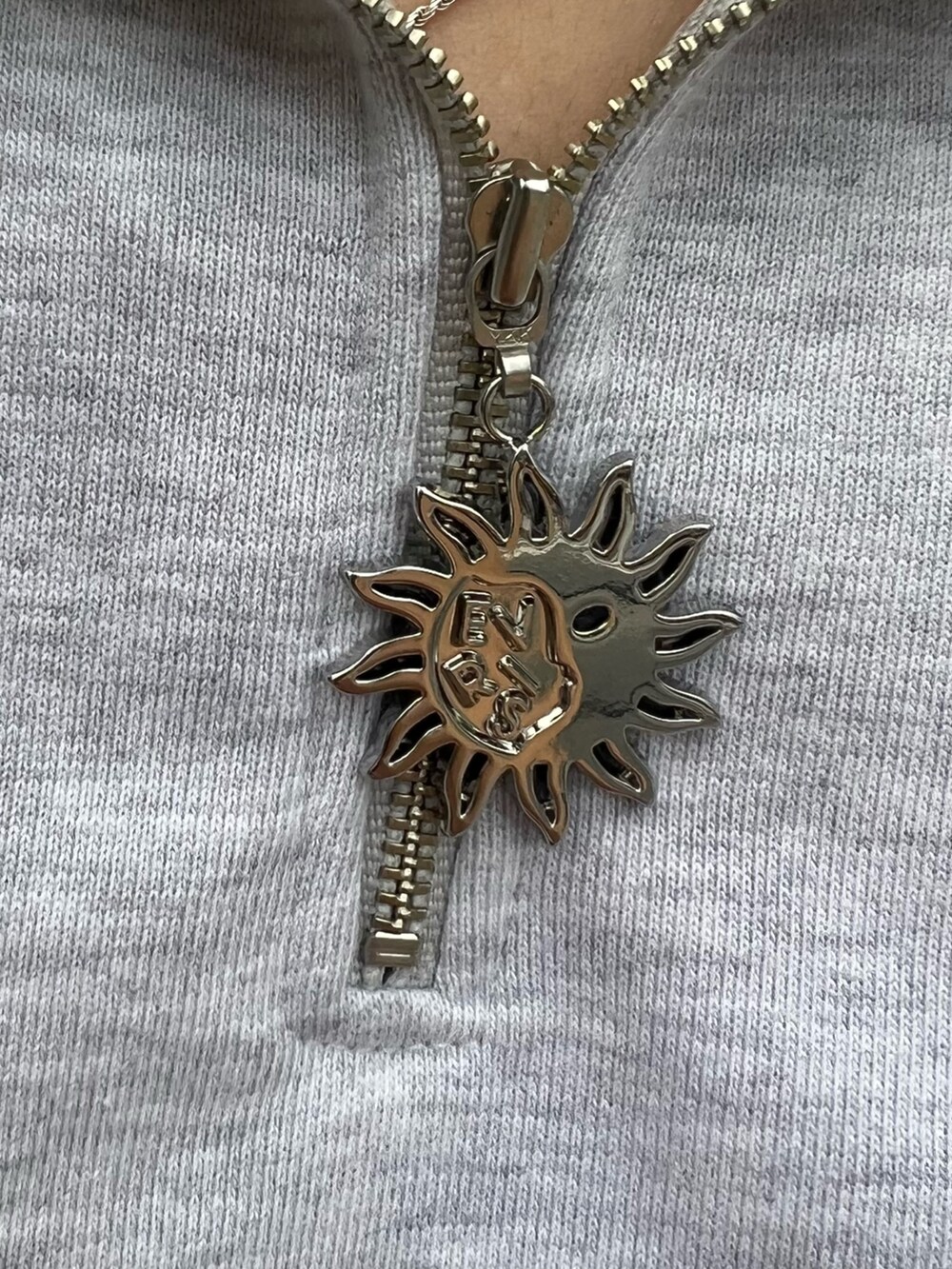 ホワイト系のハンドバッグ、グリーン系のカーゴパンツ、ブラック系のサンダルを着用したレディースの春コーディネートの4枚目の写真