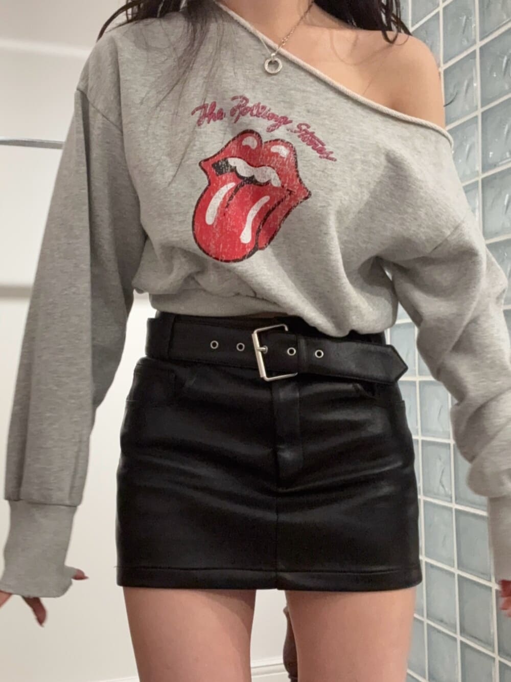 ブラック系のブーツ、ブラック系のスカート、グレー系のスウェットを着用したレディースの冬コーディネートの4枚目の写真