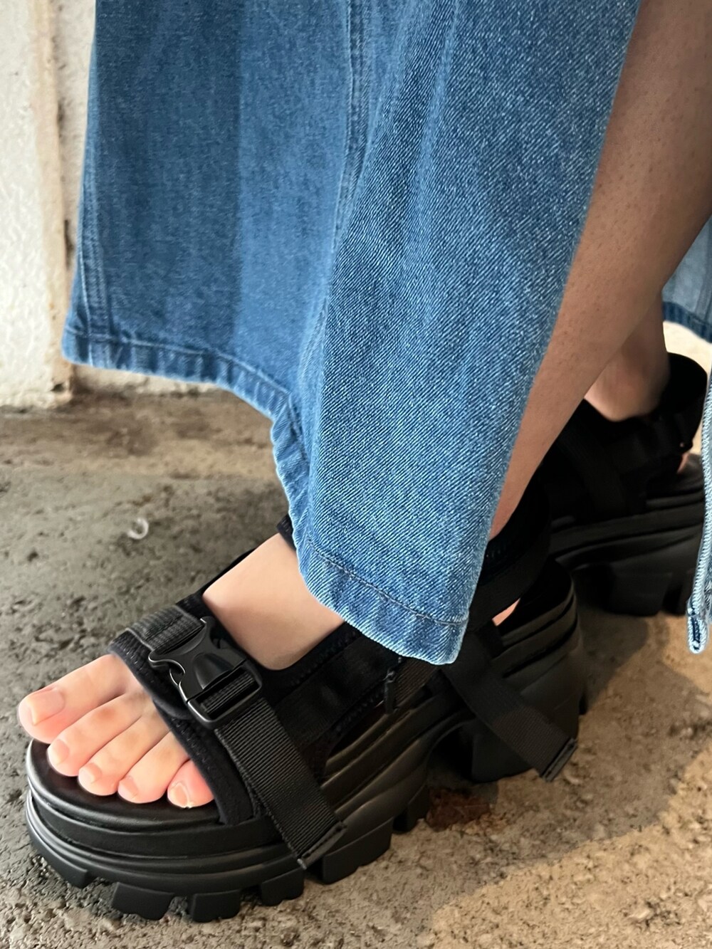 ブルー系のワンピース、ブラック系のサンダル、シルバー系のショルダーバッグを着用したレディースの春コーディネートの9枚目の写真