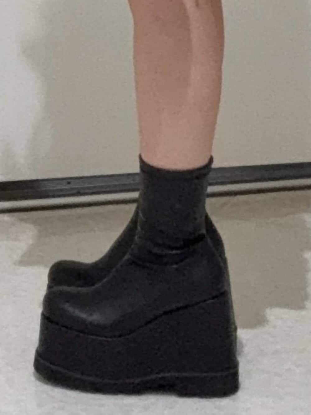 ブラック系のブーツ、ブルー系のシャツ/ブラウス、ブラック系のライダースジャケットを着用したレディースの春コーディネートの5枚目の写真