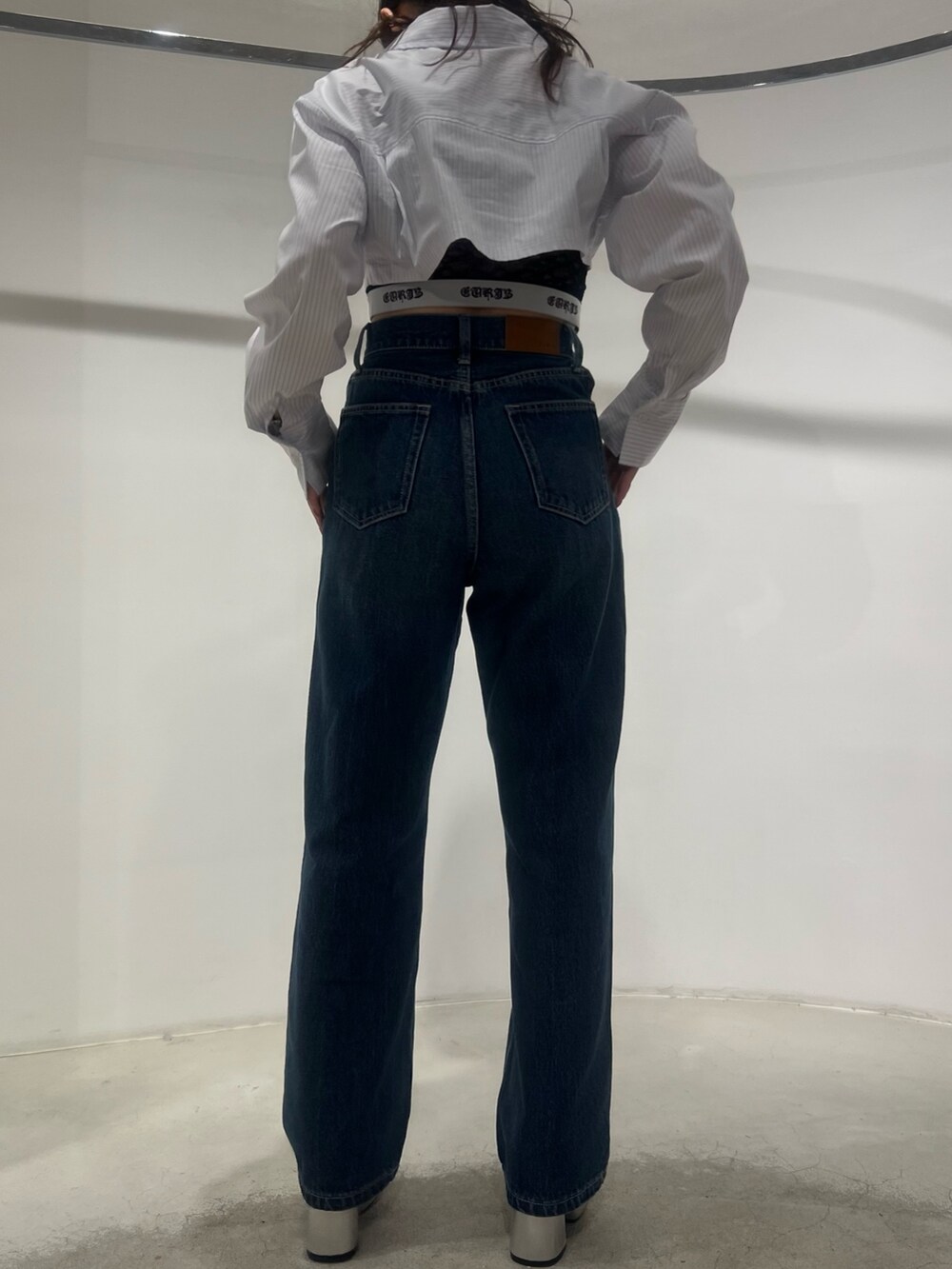 ブルー系のデニムパンツ、その他のシャツ/ブラウス、ブラック系のキャミソールを着用したレディースの春コーディネートの5枚目の写真