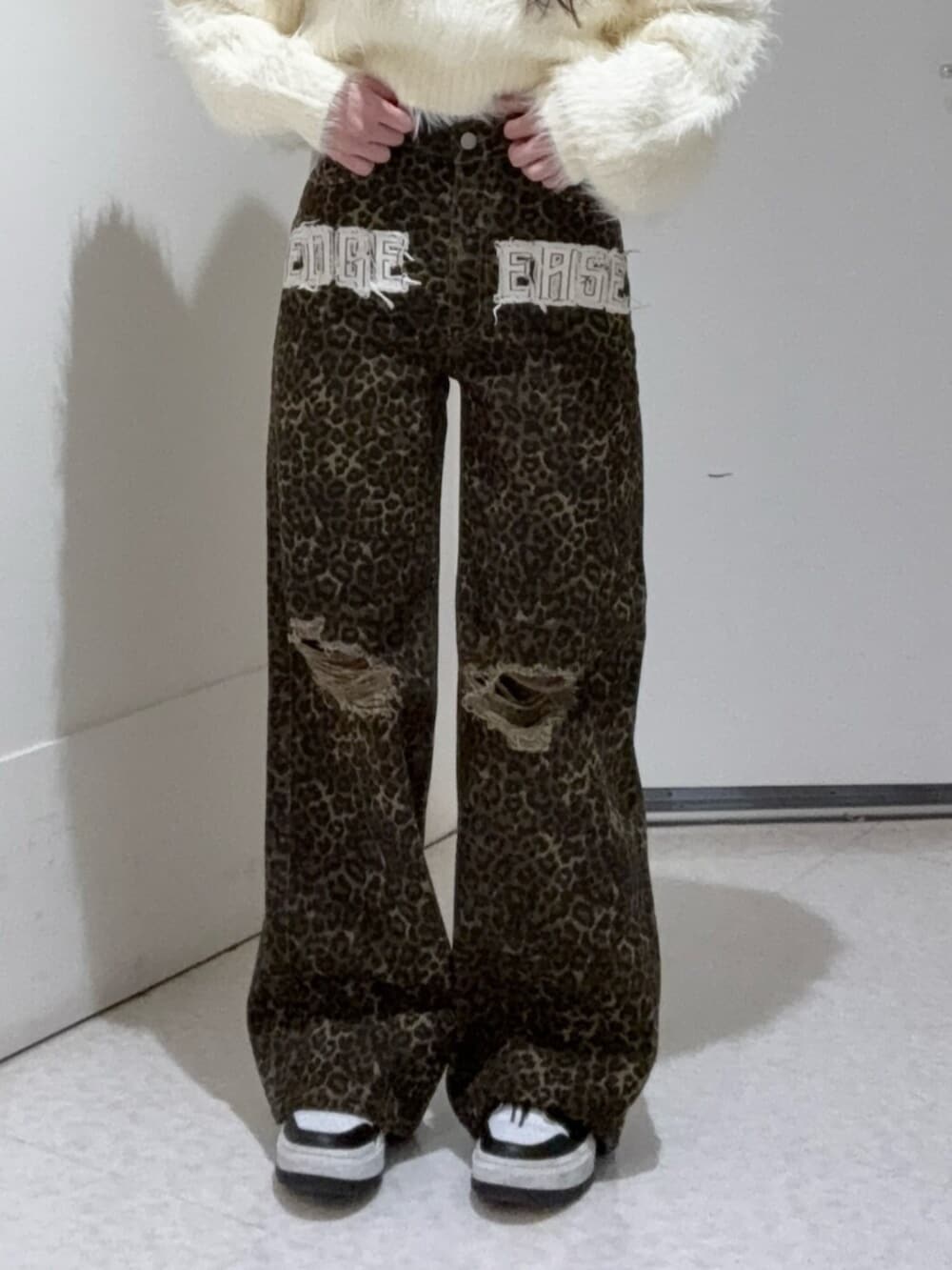 ホワイト系のニット/セーター、その他のその他パンツを着用したレディースの冬コーディネートの4枚目の写真