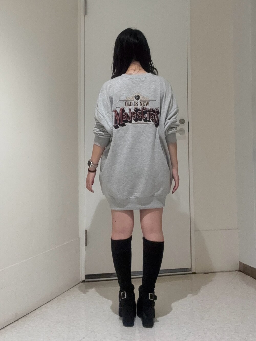 グレー系のスウェット、ブラック系のブーツを着用したレディースの秋コーディネートの3枚目の写真