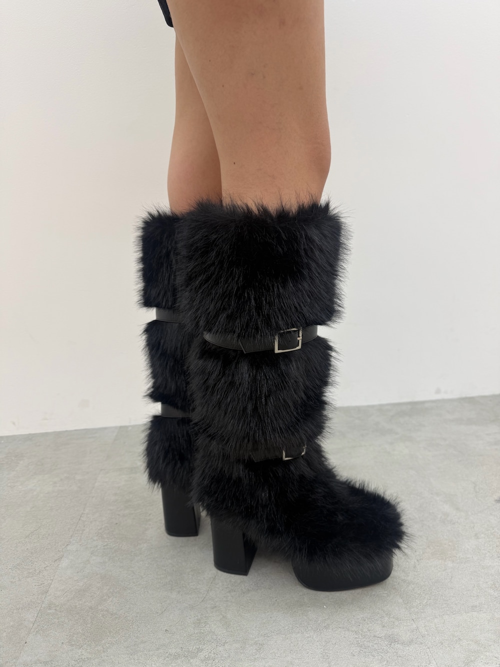 その他のブルゾン、ブラック系のその他パンツ、ブラック系のブーツを着用したレディースの秋コーディネートの5枚目の写真